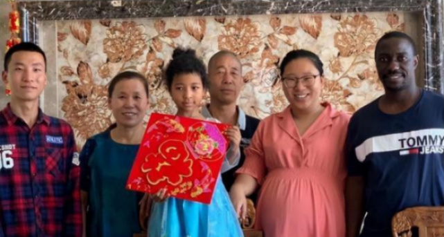 河南女大学生为爱远嫁非洲7年，生下一双女儿，如今，她过得好吗？休闲区蓝鸢梦想 - Www.slyday.coM