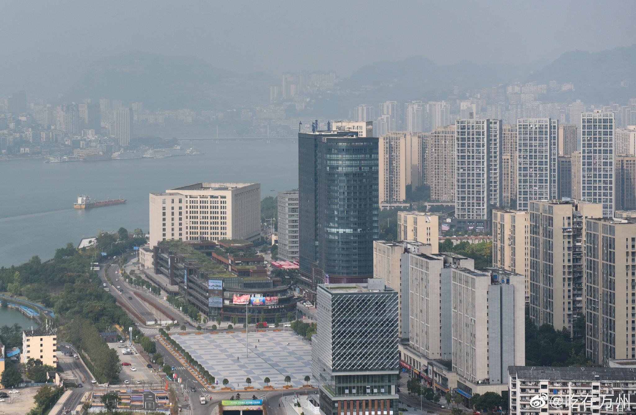 万州城市发展日新月异长江穿城而过高楼大桥林立