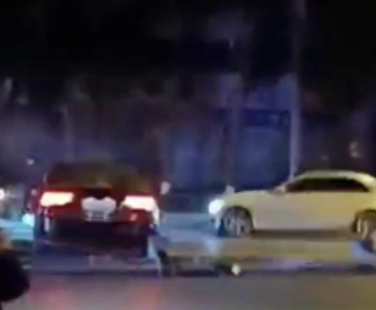 四川一司机撞上工人致1死1伤，后弃车逃逸被捕，自称酒驾且曾撞车休闲区蓝鸢梦想 - Www.slyday.coM