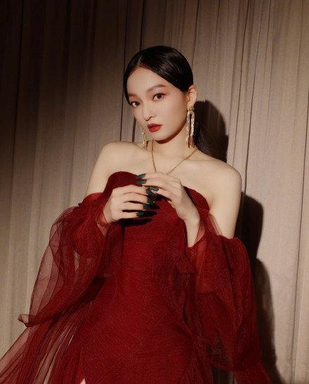 张韶涵翻红后飘了穿抹胸纱裙还不忘秀腿衣品小个子里拔尖