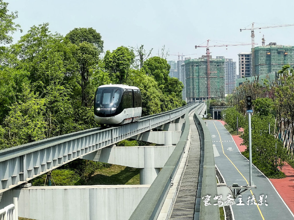重庆璧山无人驾驶的空中巴士云巴胖乎乎圆滚滚大家都叫它猪儿虫