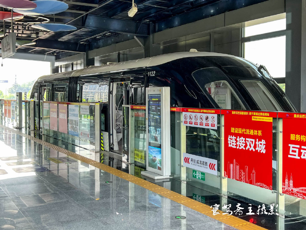 重庆璧山无人驾驶的空中巴士云巴胖乎乎圆滚滚大家都叫它猪儿虫