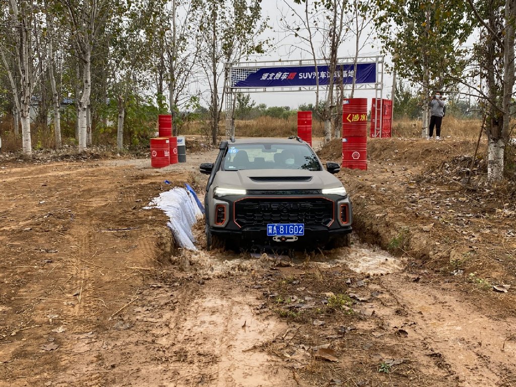 轱辘试驾大通越野最强的皮卡上汽牛魔王真够劲