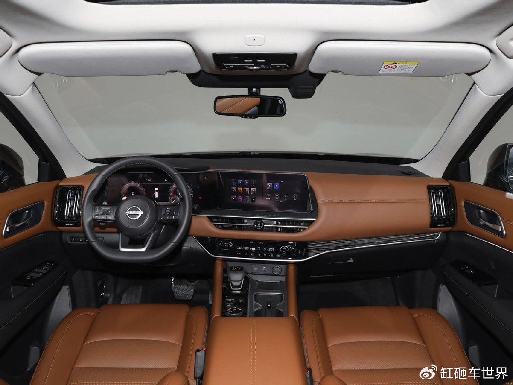 来到车内,内饰布局较为大气,车内主要以棕色为主,中控台搭配大量皮质