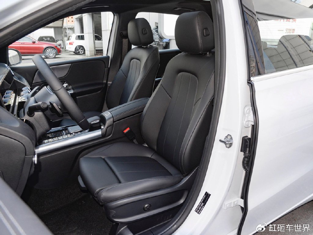 豪华家用代步车,外观低调内饰惊喜,迎合年轻口味,解读奔驰b级