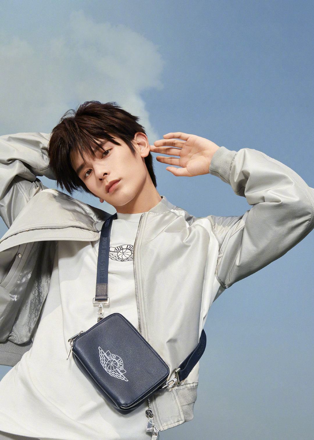 姚弛x dior|飞行夹克搭配经典印花斜挎包