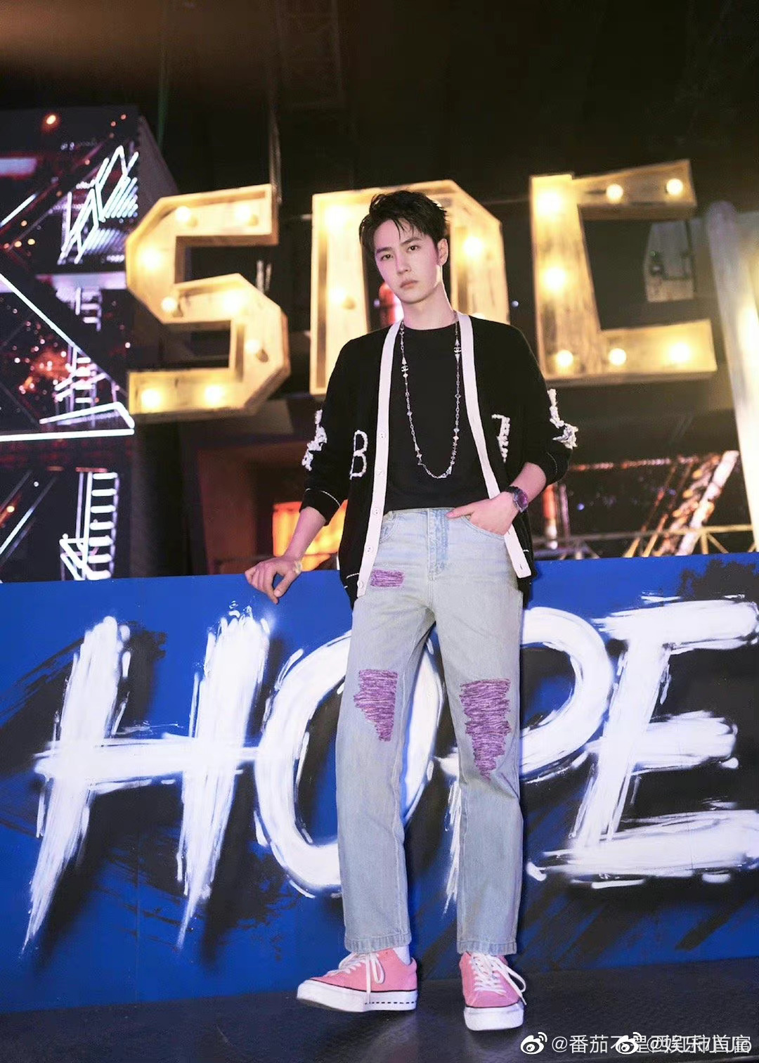 王一博在节目这就是街舞五中在线化身bboy男孩