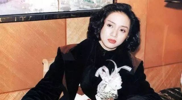 陈岚和向华强正讨论剧本，梅艳芳打来电话：我被人打了，还不让走休闲区蓝鸢梦想 - Www.slyday.coM