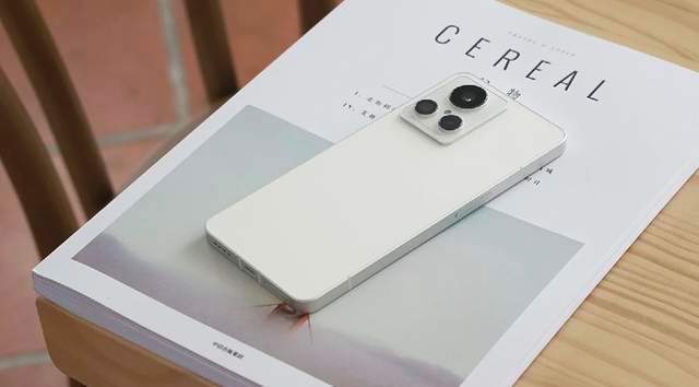 一台玻璃背板的手机