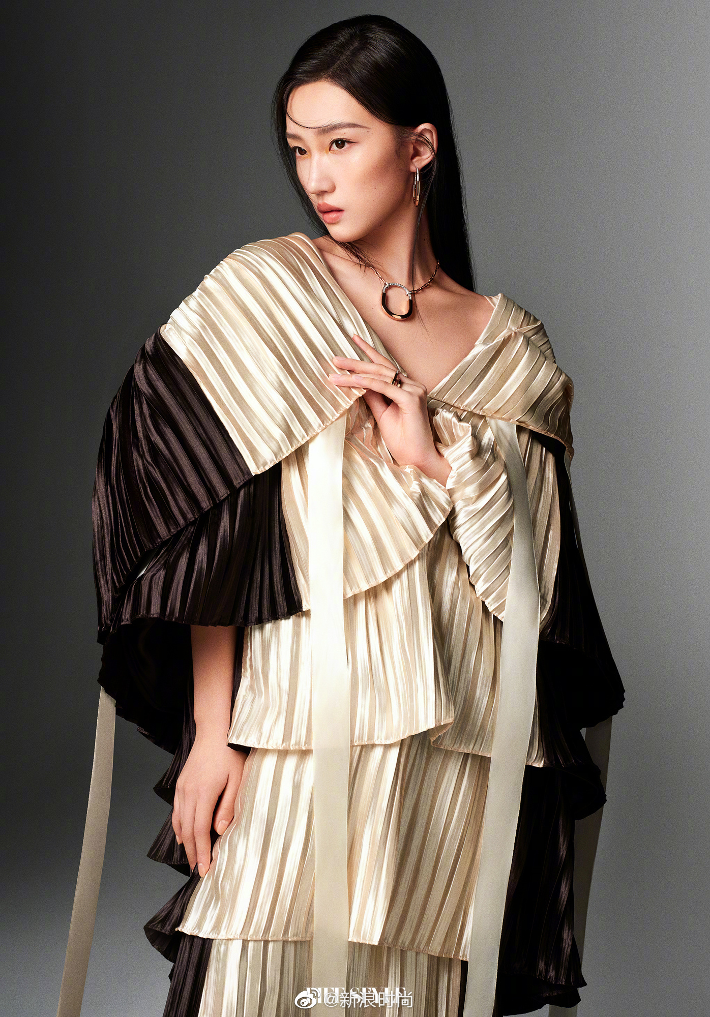 谋女郎王佳怡古典时尚大片__财经头条