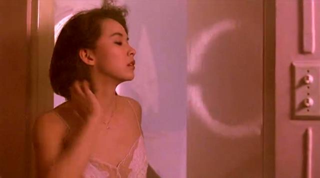 第二部《福星高照》中,胡慧中饰演的霸王花,就要惨了许多,被五个人以