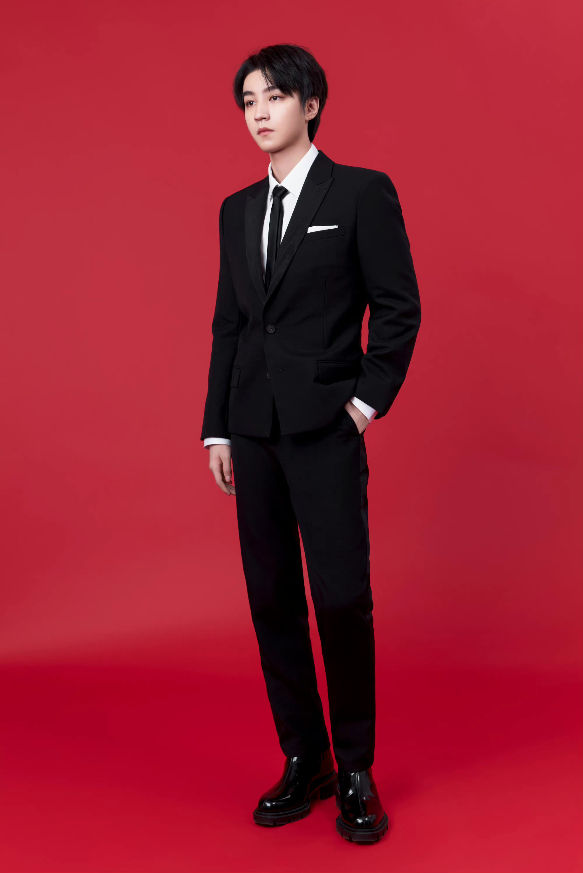 王俊凯小学打篮球照片好可爱啊小凯