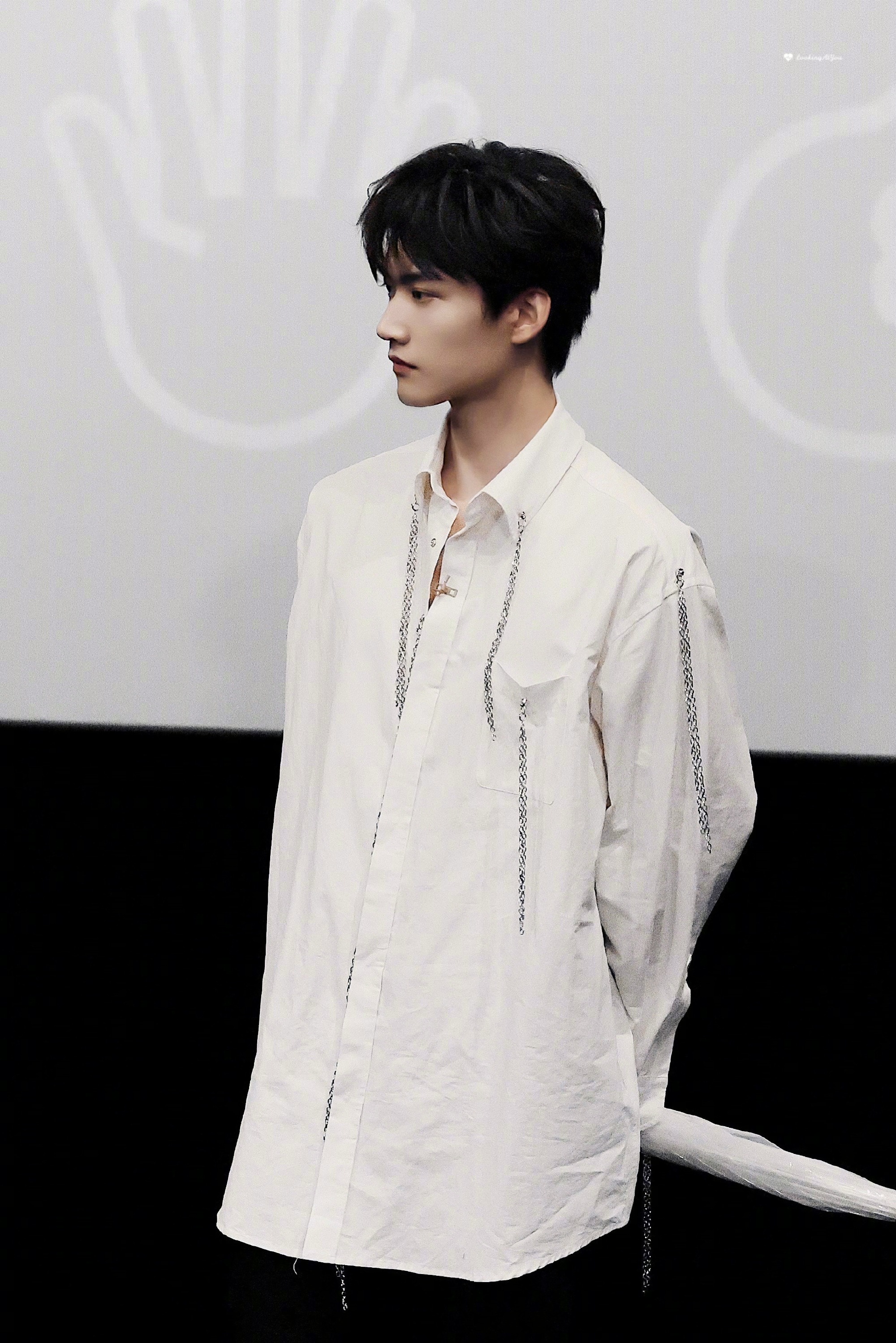 周柯宇导演请指教《撑伞人》海报 创伤过后……__财经头条