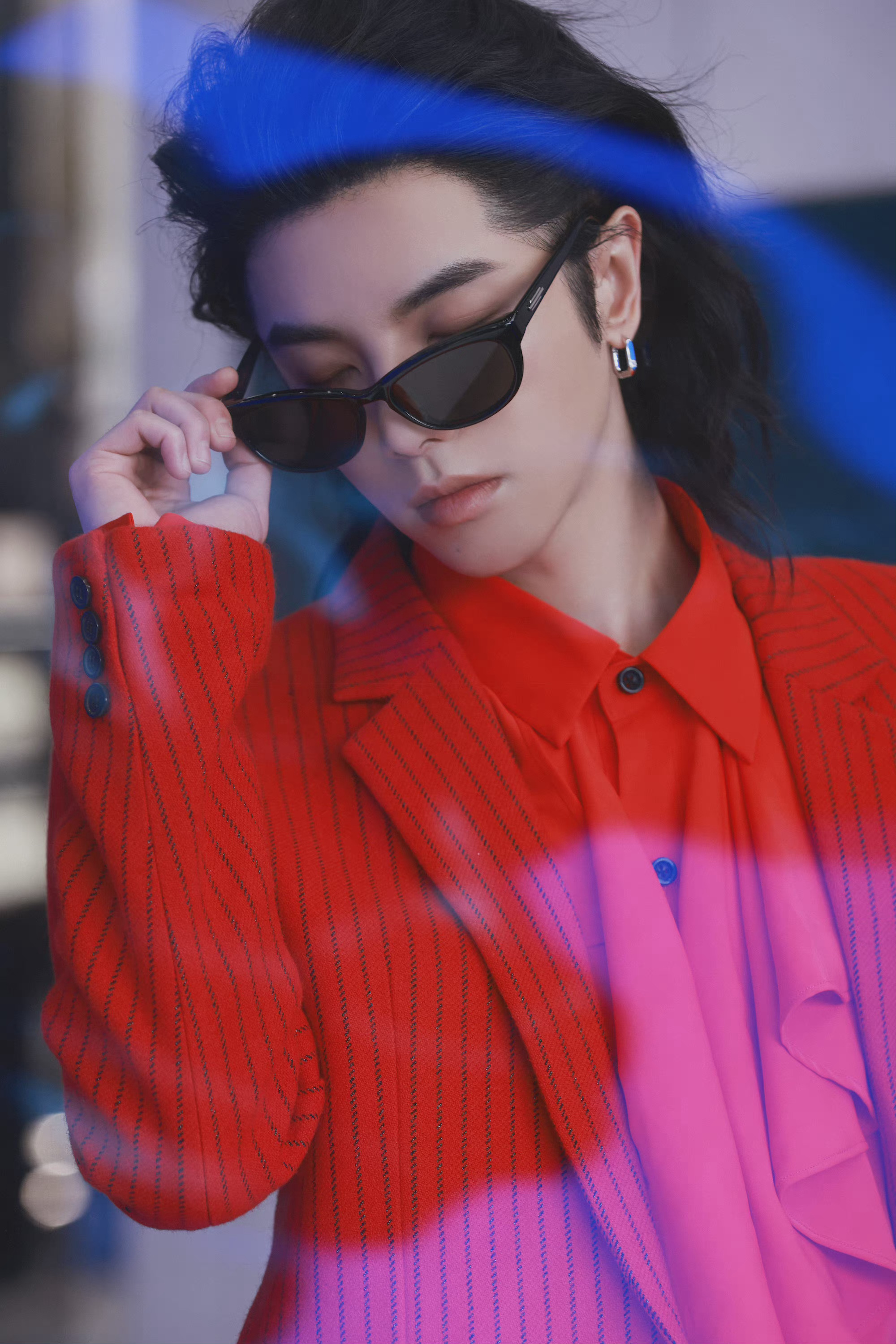 华晨宇品牌活动大片 红色条纹西装 大背头 墨镜……|大背头|华晨宇