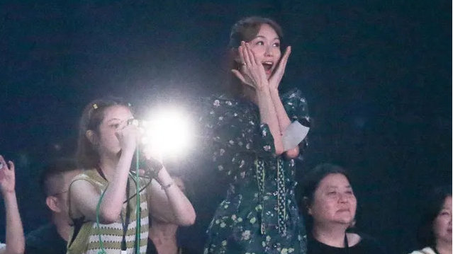 女神林志玲退圈后亮相捧场老公演唱会,48岁状态亮眼引网友赞叹|林志玲|捧场|女神_新浪新闻
