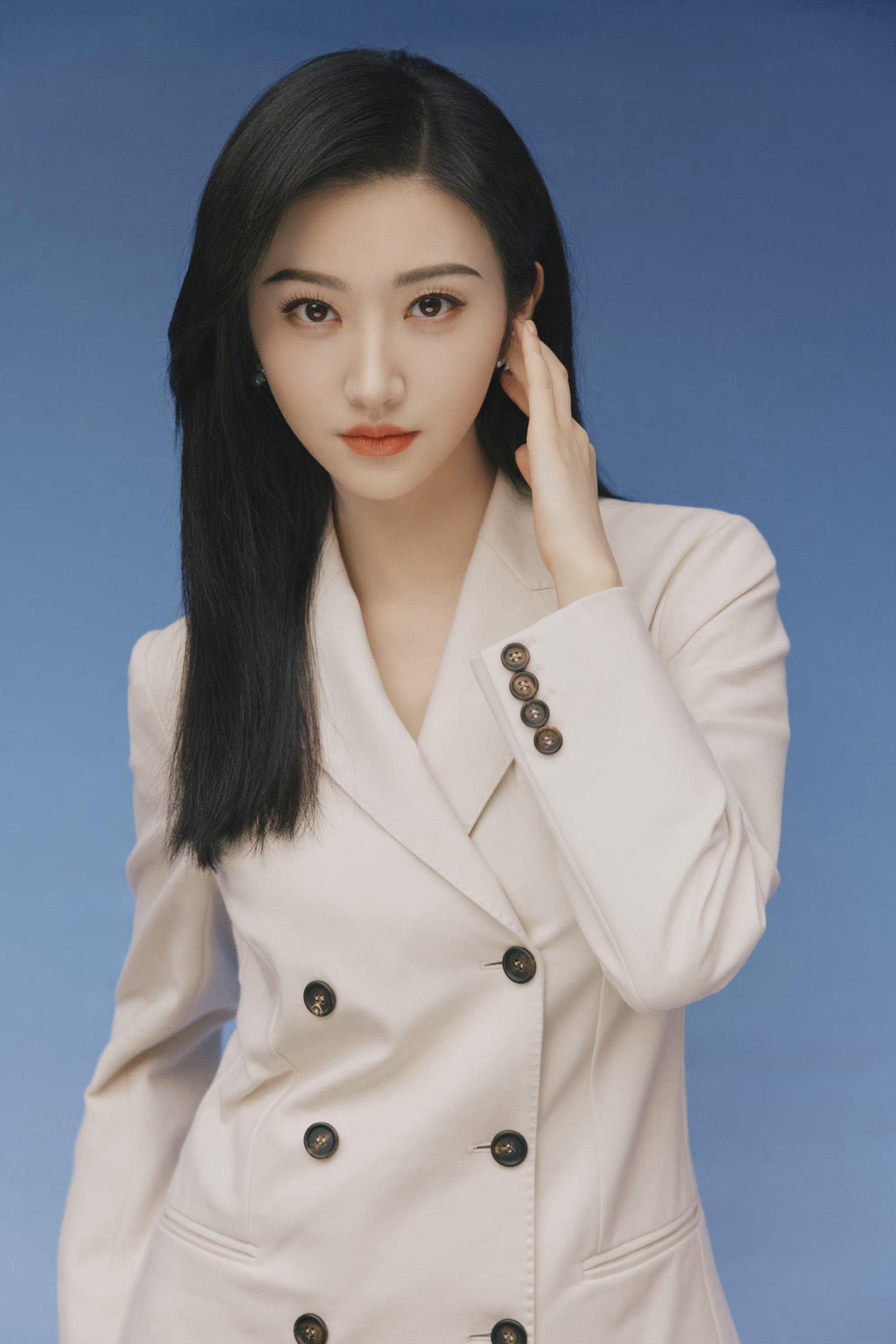 景甜白西装造型,精致干练,甜甜好美呐,坐等今晚的表演啦～_高清图集