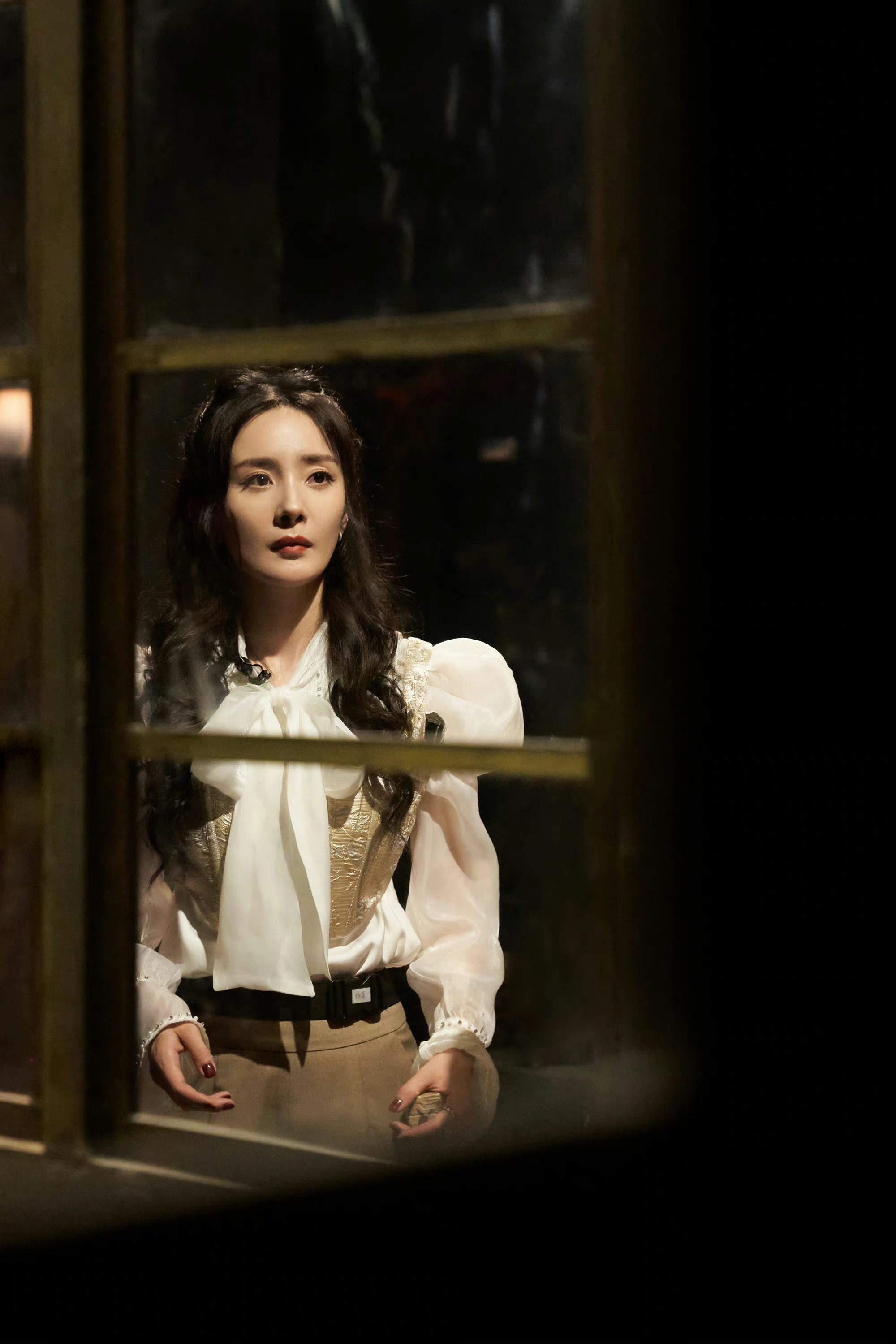 杨幂密室大逃脱最新剧照 剧院诡影下的幂幂绝美