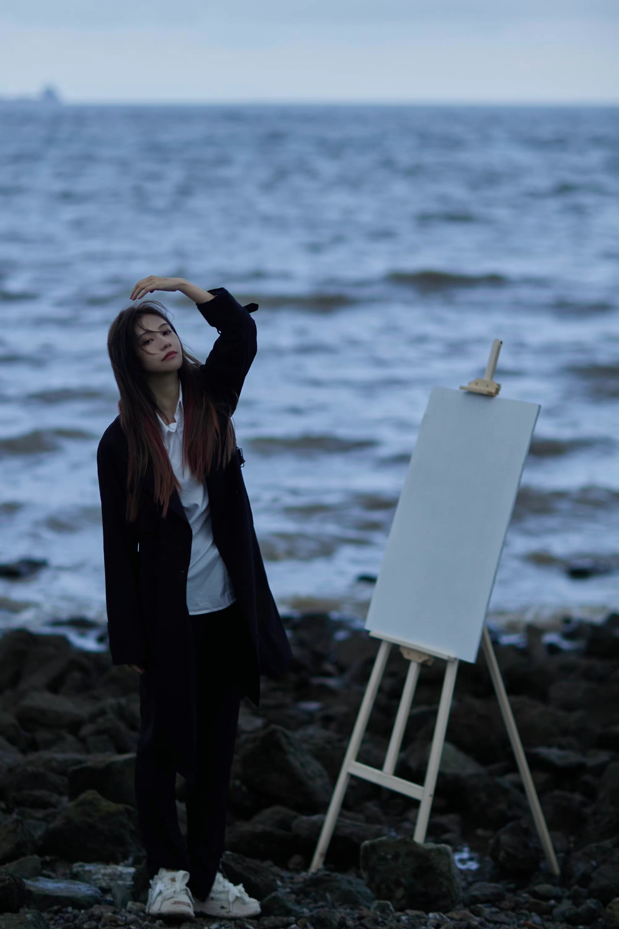 袁一琦风衣造型海边氛围感随拍,帅气清冷,又是谁在疯狂尖叫__财经头条