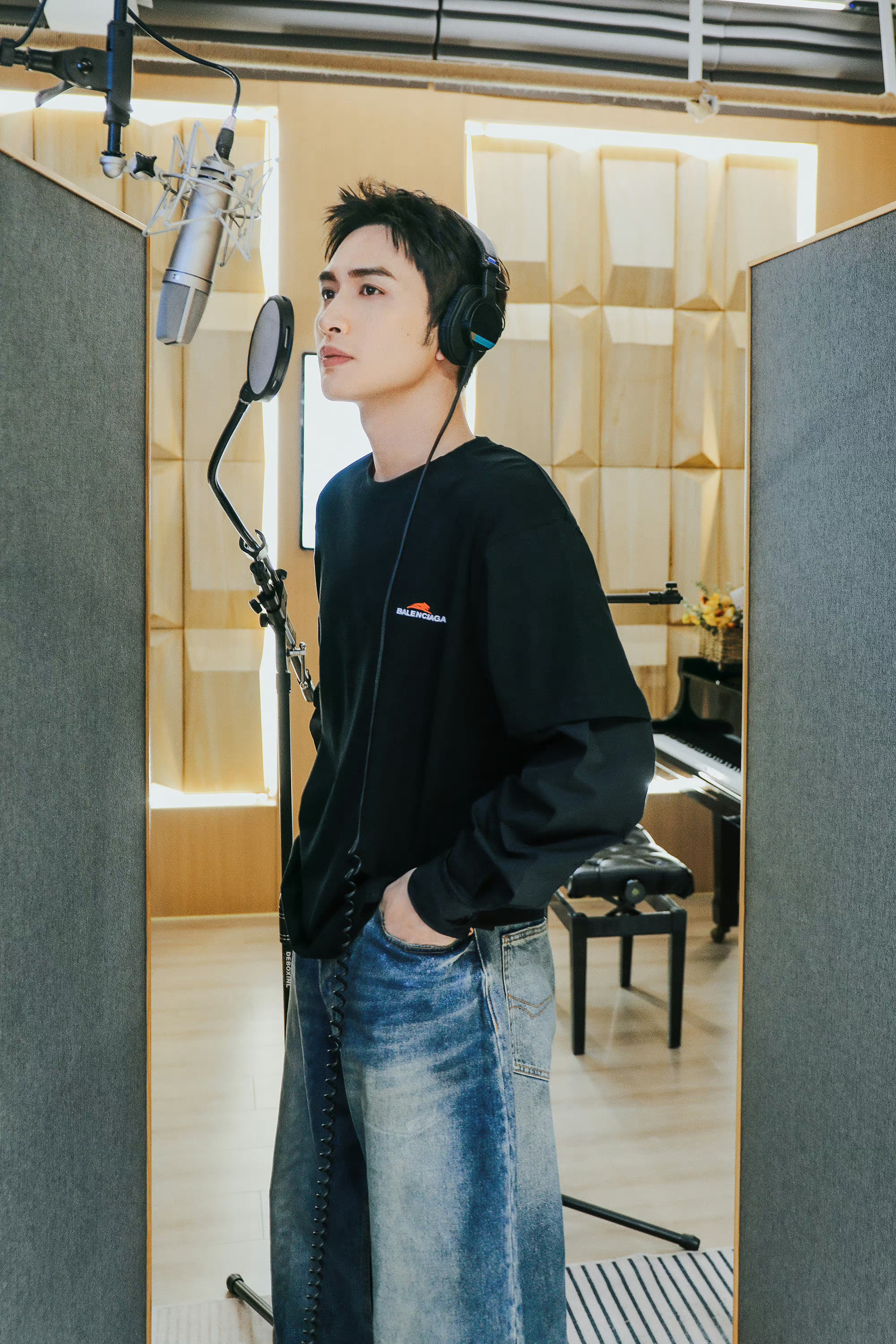 张彬彬《三分野》录音室随拍 黑卫衣,牛仔裤的帅哥,侧颜好绝!