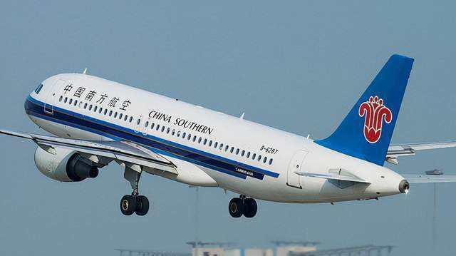 热爱航空事业，已申请再审！空姐飞机洗手间拍内衣照遭开除休闲区蓝鸢梦想 - Www.slyday.coM