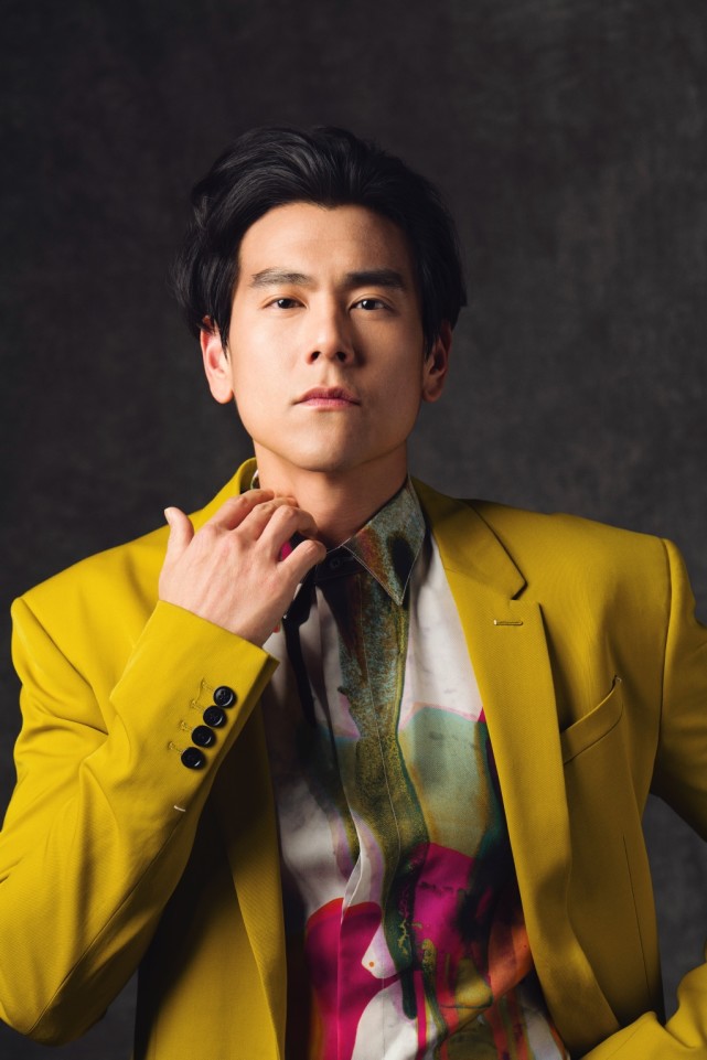 好,彭于晏私下里花了许多时间学习如何与海豚相处,因为拍摄这部作品