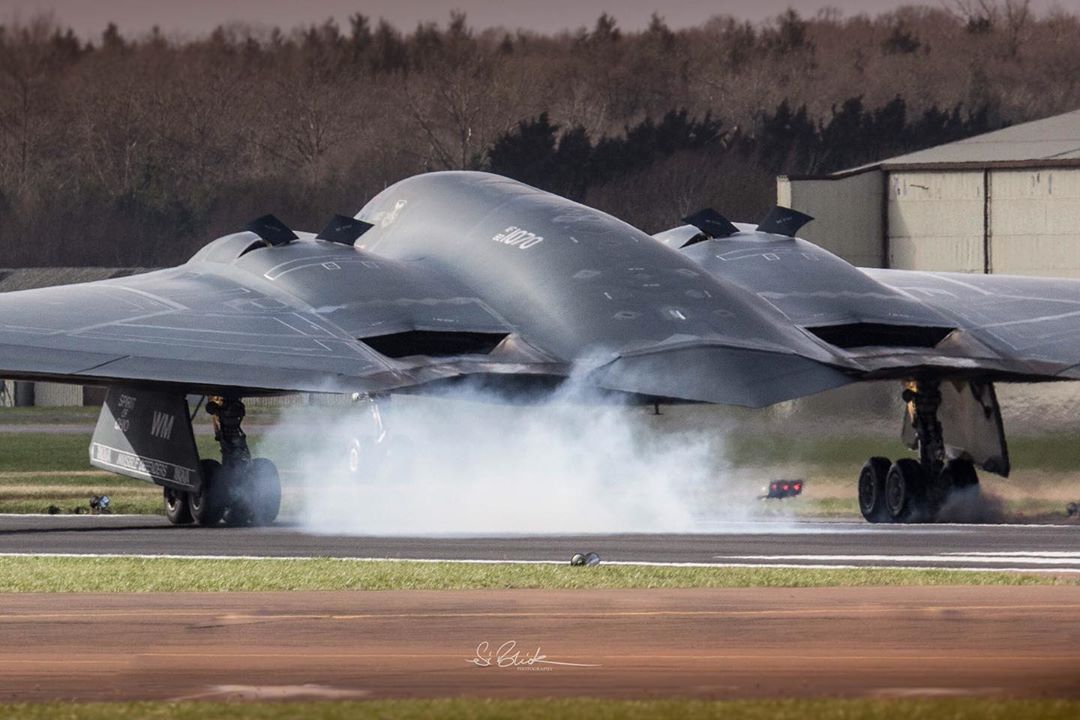 降落在英国费尔福德空军基地的美国空军b-2"幽灵"隐身战略轰炸机