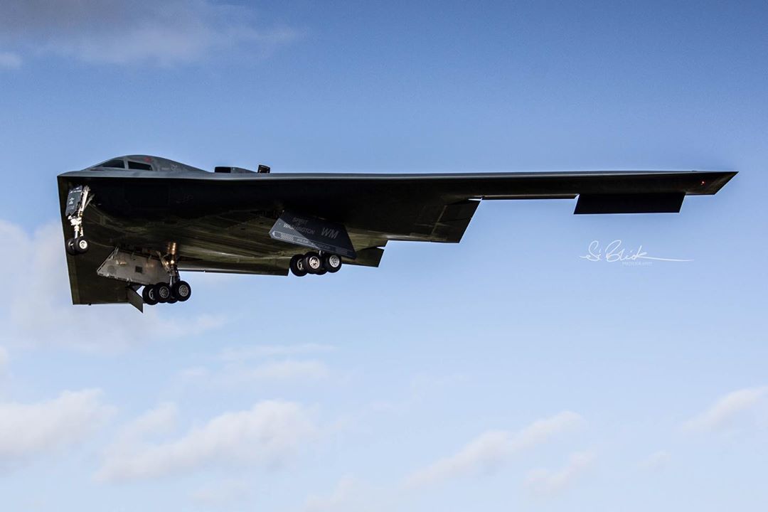 降落在英国费尔福德空军基地的美国空军b-2"幽灵"隐身战略轰炸机