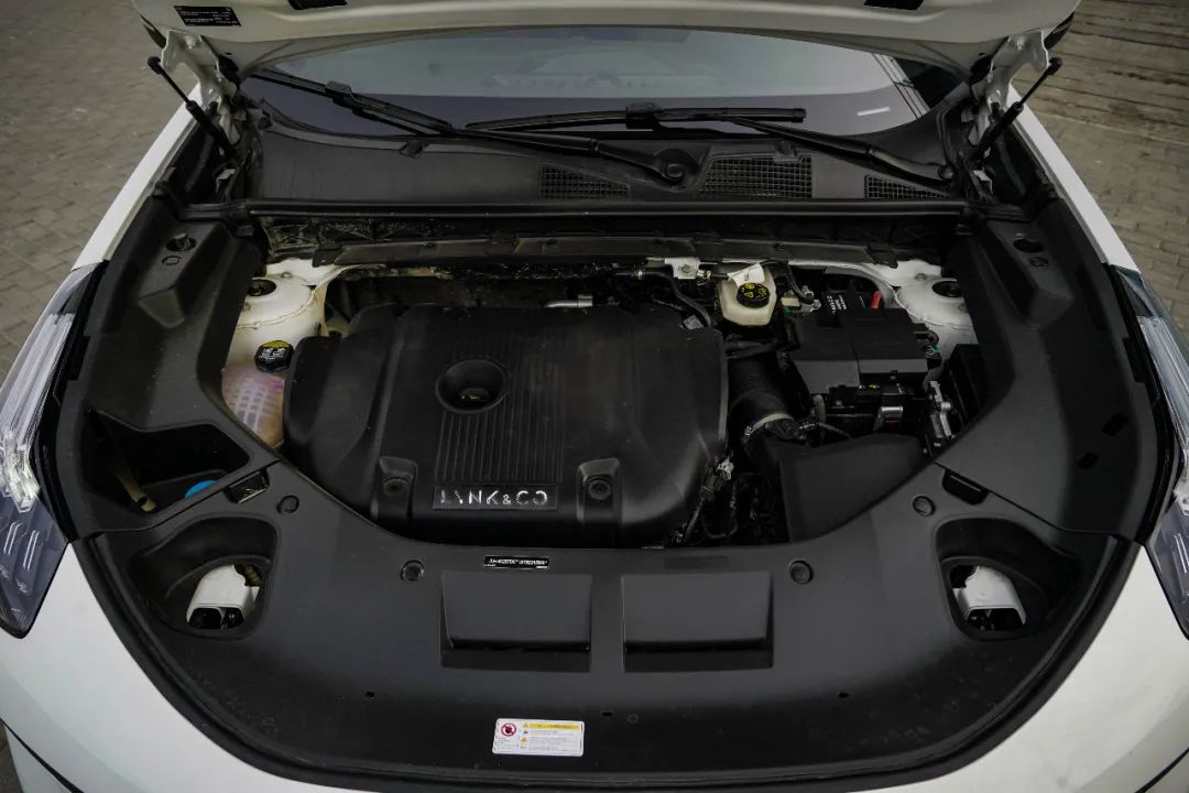 目前领克01两驱和四驱版本搭载了两款不同的发动机.两驱版本使用了2.