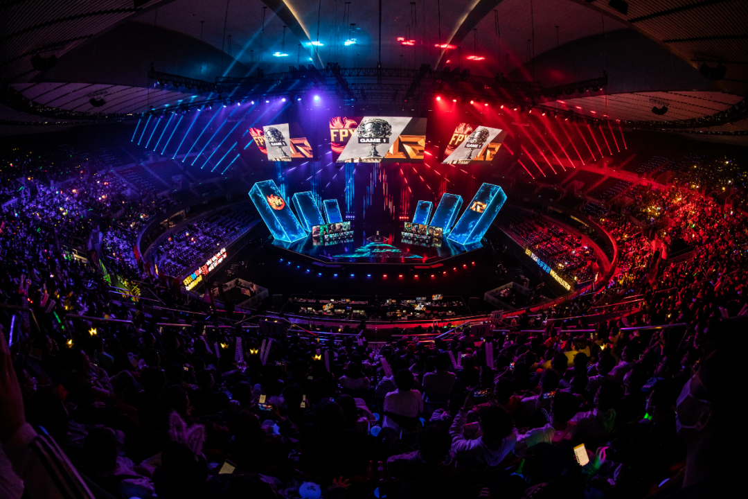 他戴着一个黑色的口罩,上面印着一个金色的"r",这是rng电竞俱乐部的