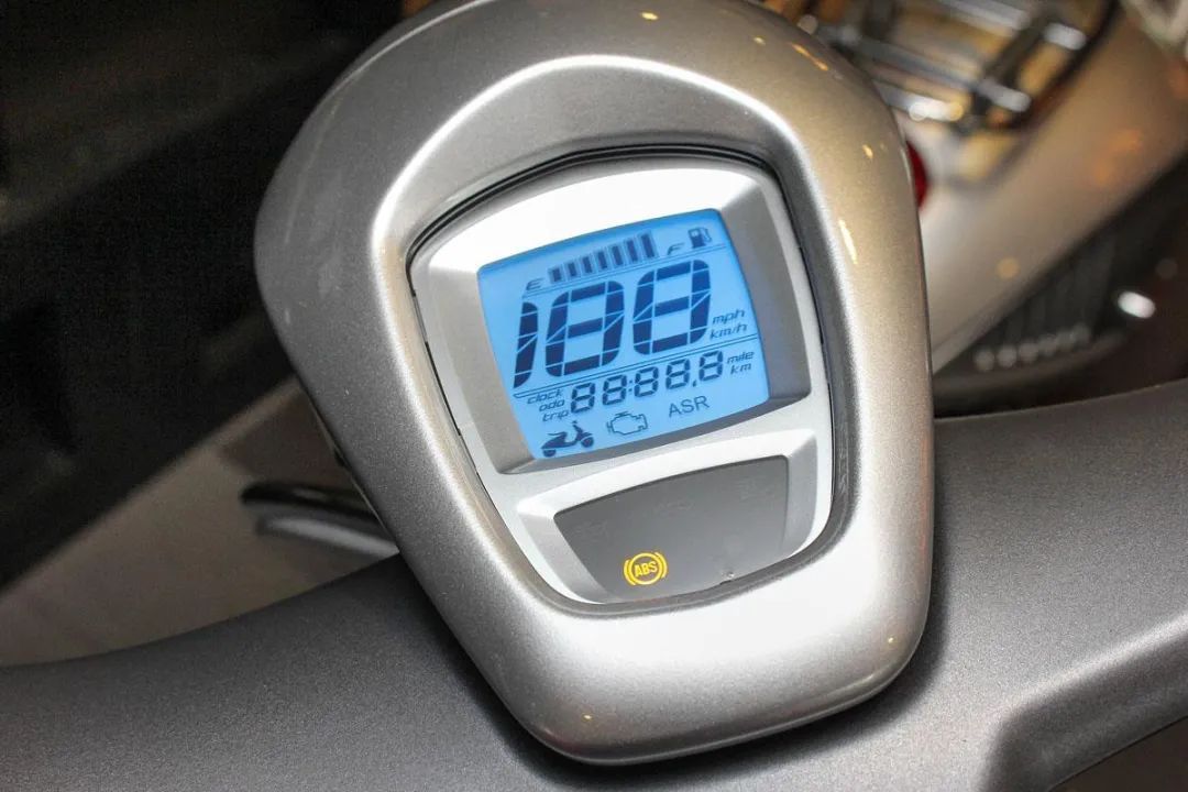 vespa 946 red的仪表盘可能没有那么科技,可靠的黑白显示还是目前大