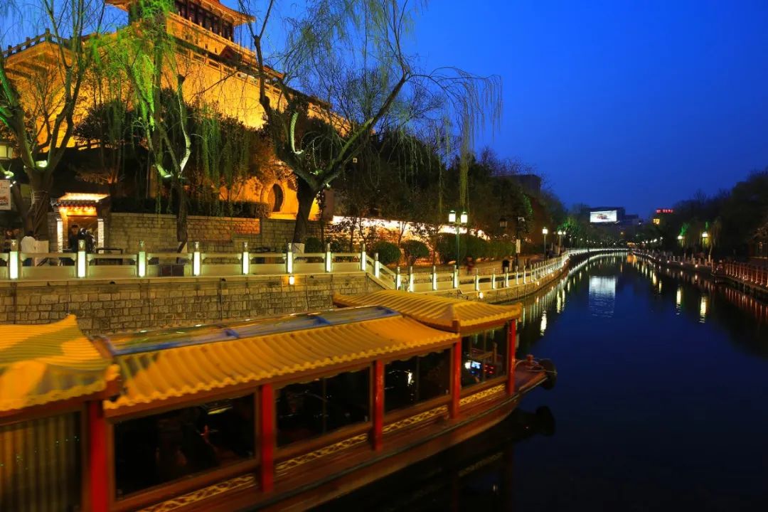 只能说,这充满了无尽的乐趣~想要尝尽泉城美味,一定要来芙蓉街和泉城