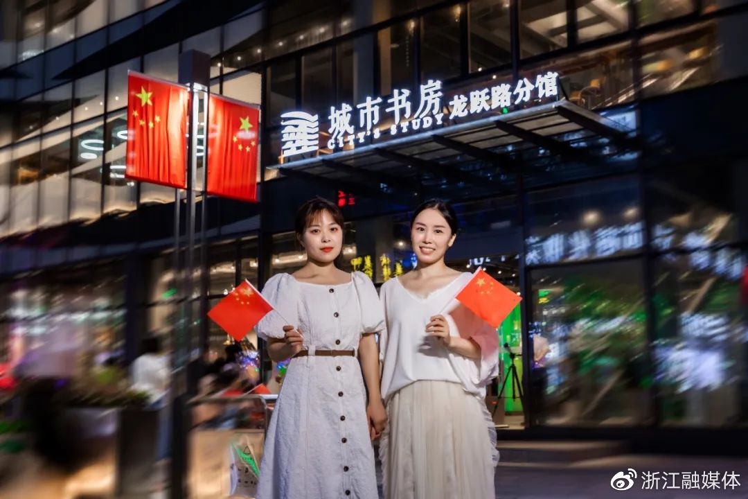 今天是你的生日，我的中国！龙港市主题快闪迎国庆休闲区蓝鸢梦想 - Www.slyday.coM