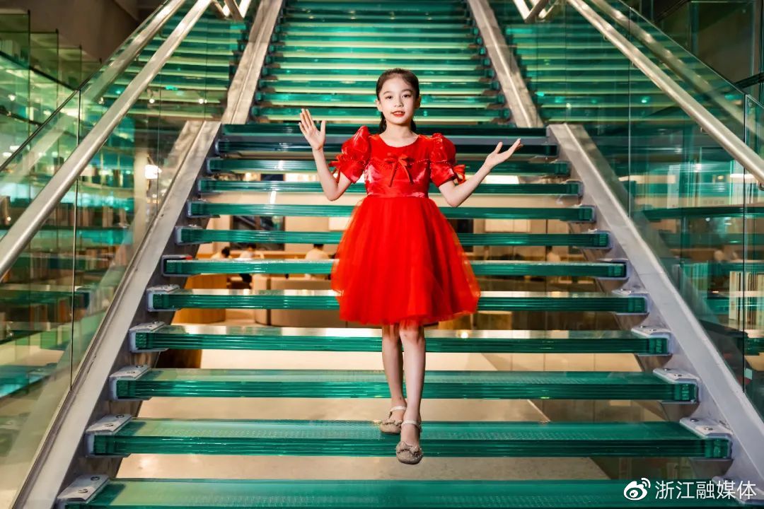 今天是你的生日，我的中国！龙港市主题快闪迎国庆休闲区蓝鸢梦想 - Www.slyday.coM