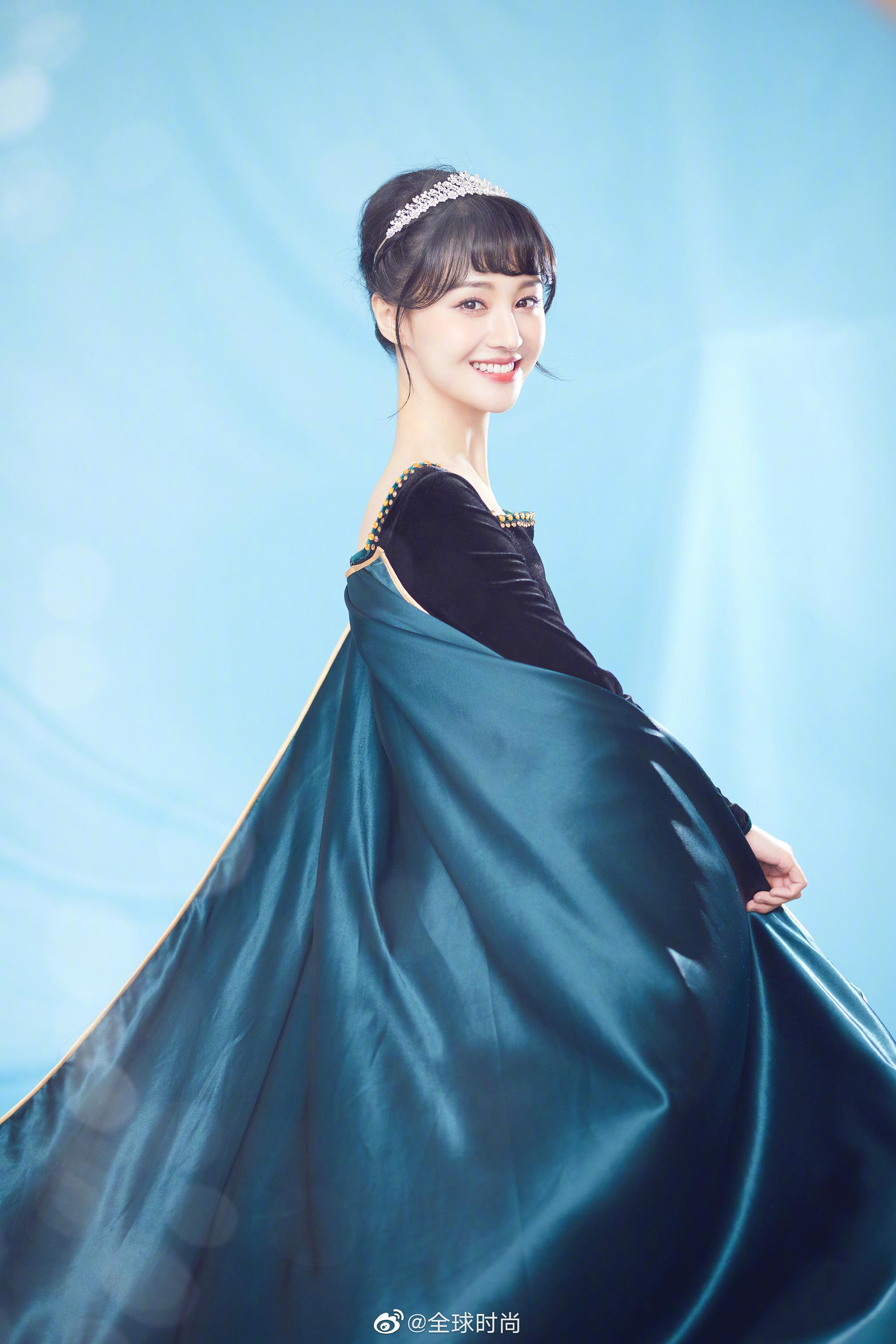 郑爽录制综艺造型,一袭长裙化身安娜公主