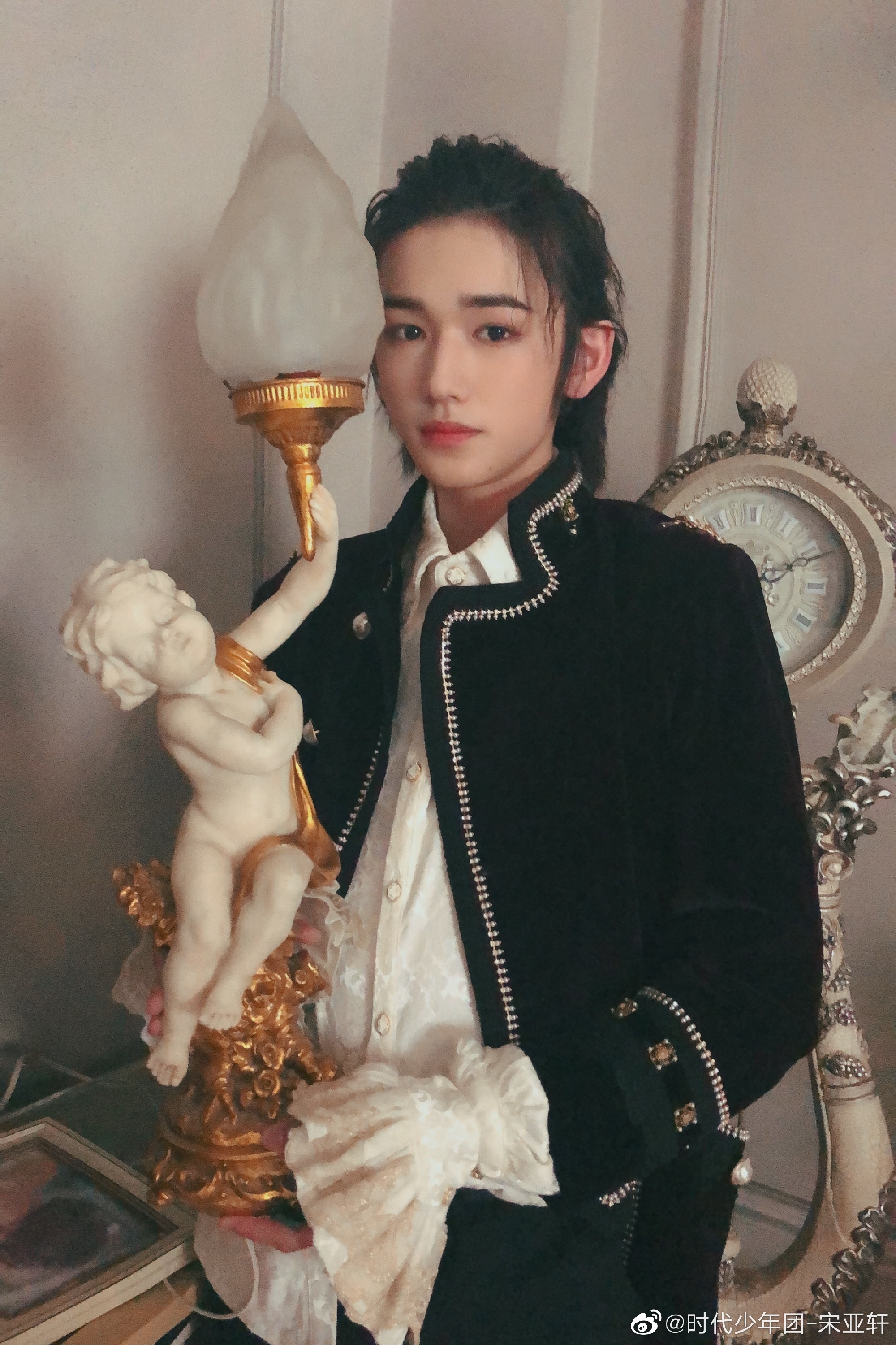 宋亚轩扎小揪揪太可爱了呀!想亲手给他扎揪揪@时代少年团-宋亚轩