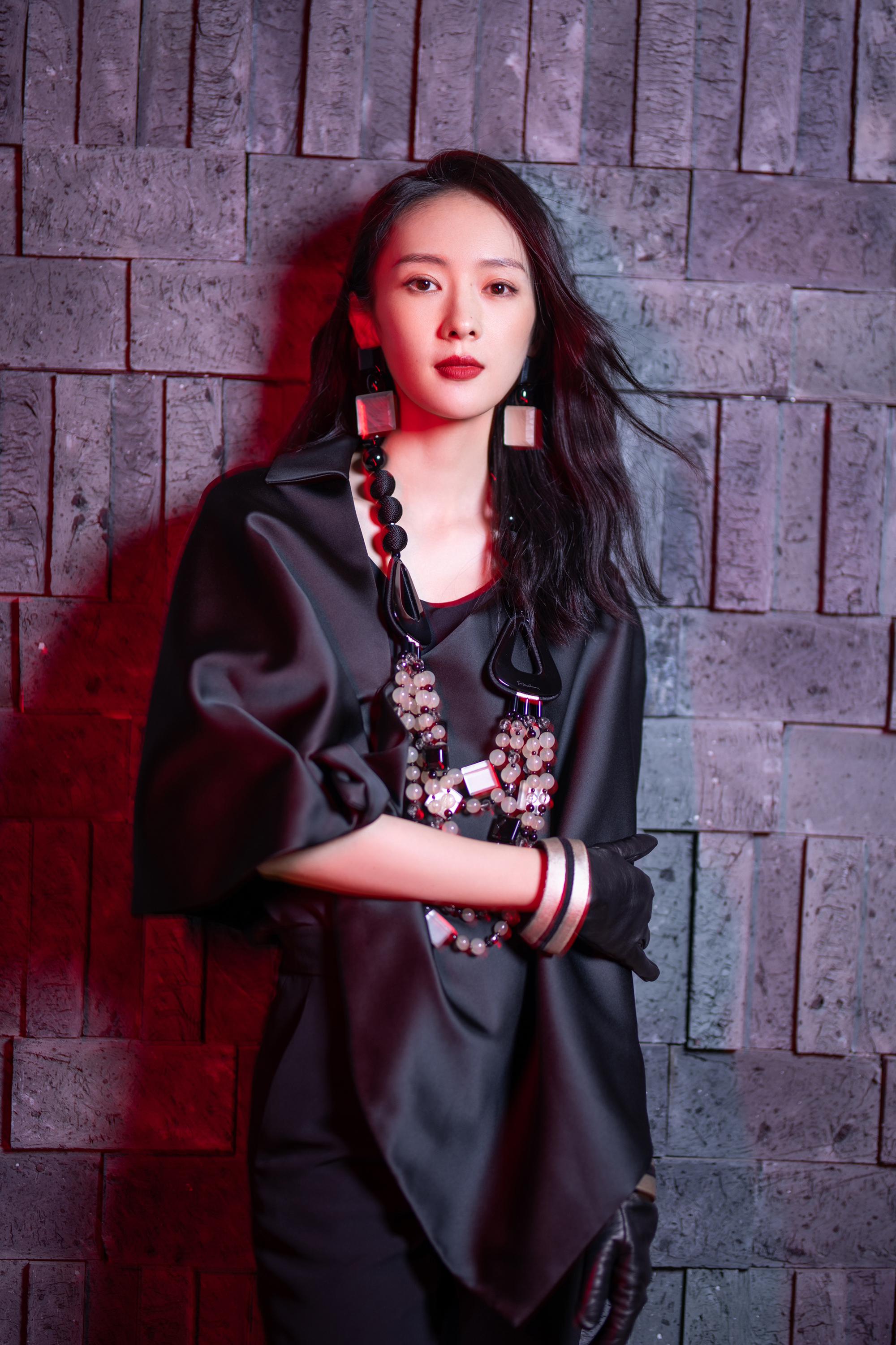 又解锁新造型啦 ,昨晚演员@童瑶 现身上海 限时精品店