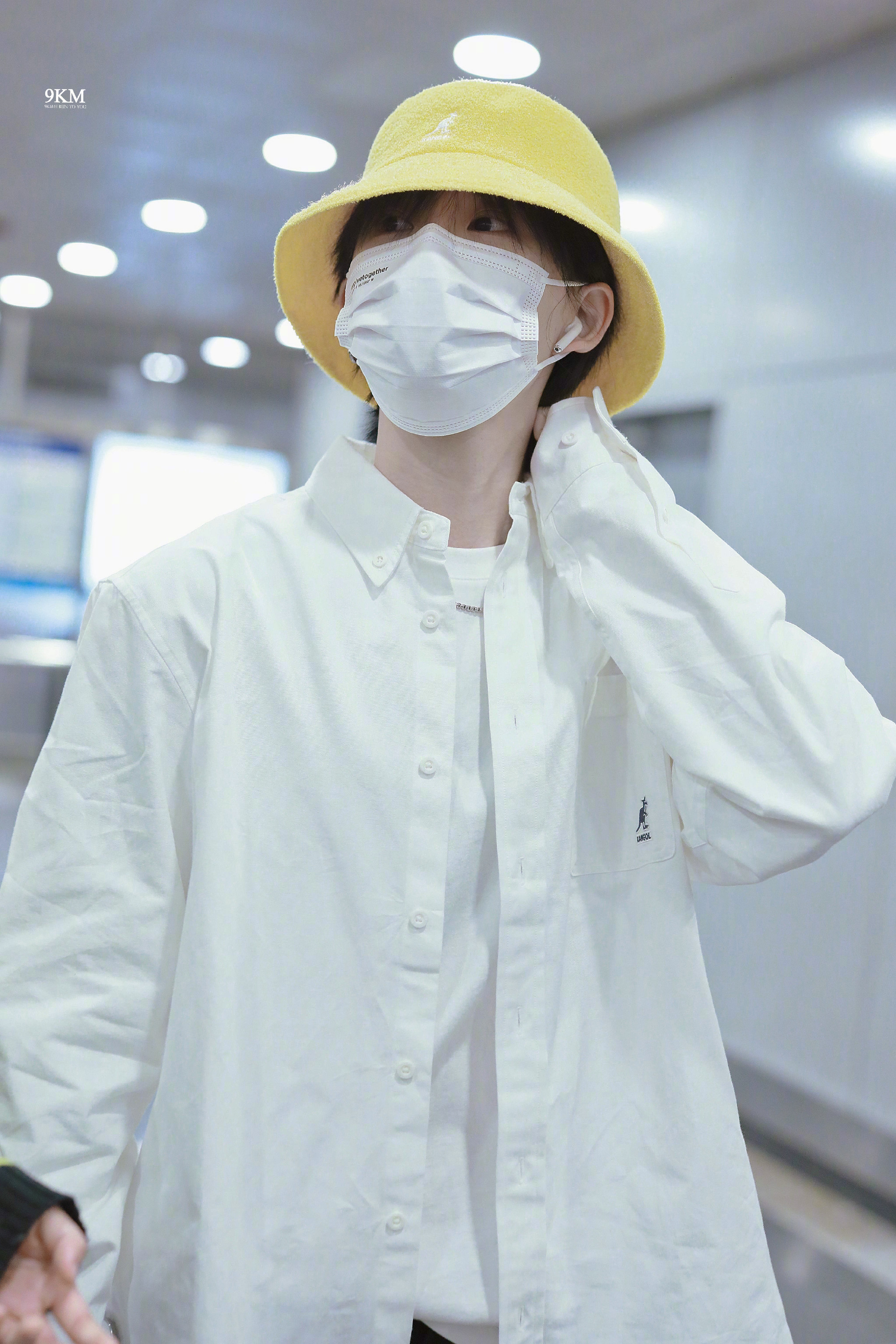 陆柯燃今日机场饭拍 黄色的渔夫帽太可爱啦!