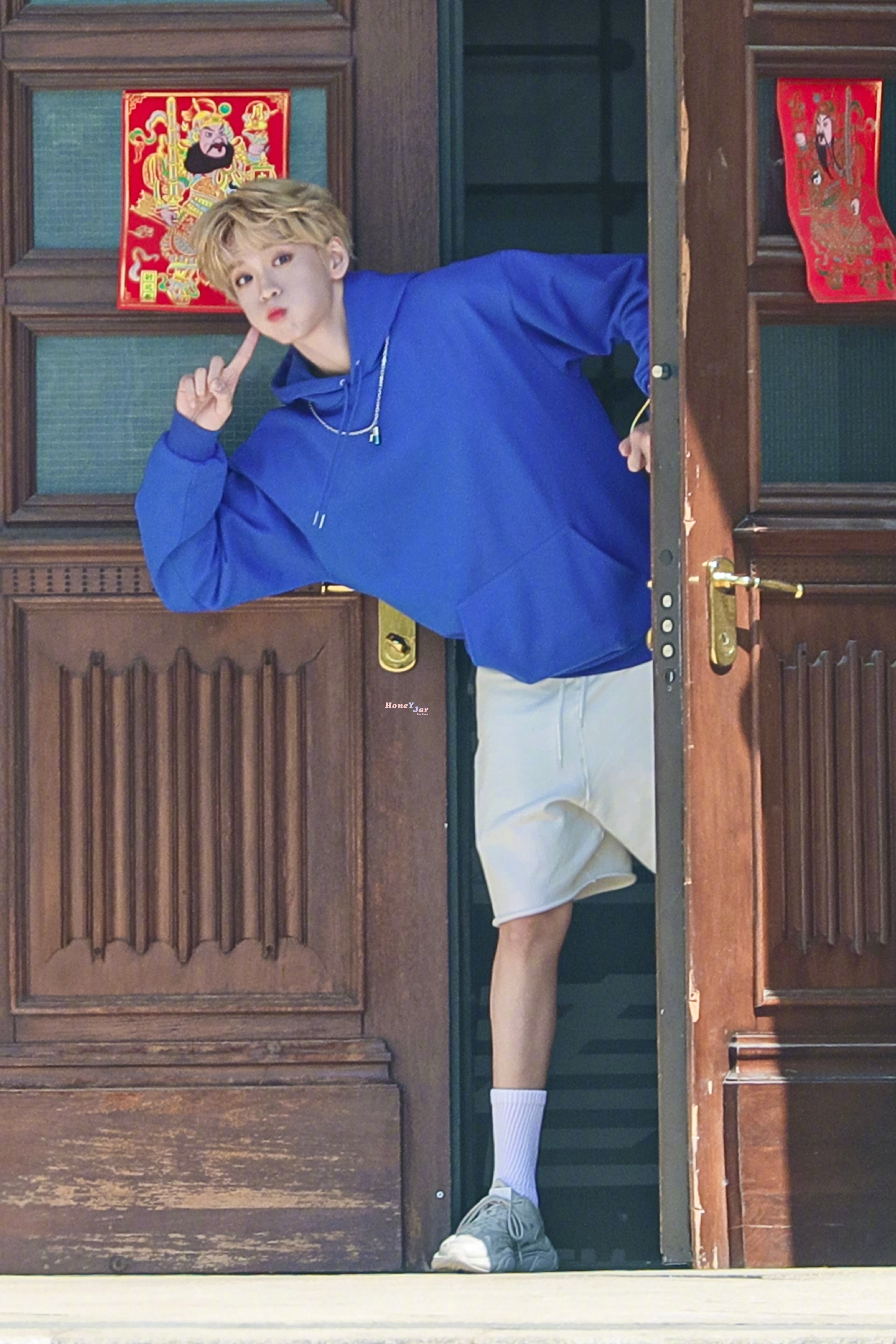 余景天今日上班饭拍 好可爱的元气小尼 金色的头发,蓝色的卫衣