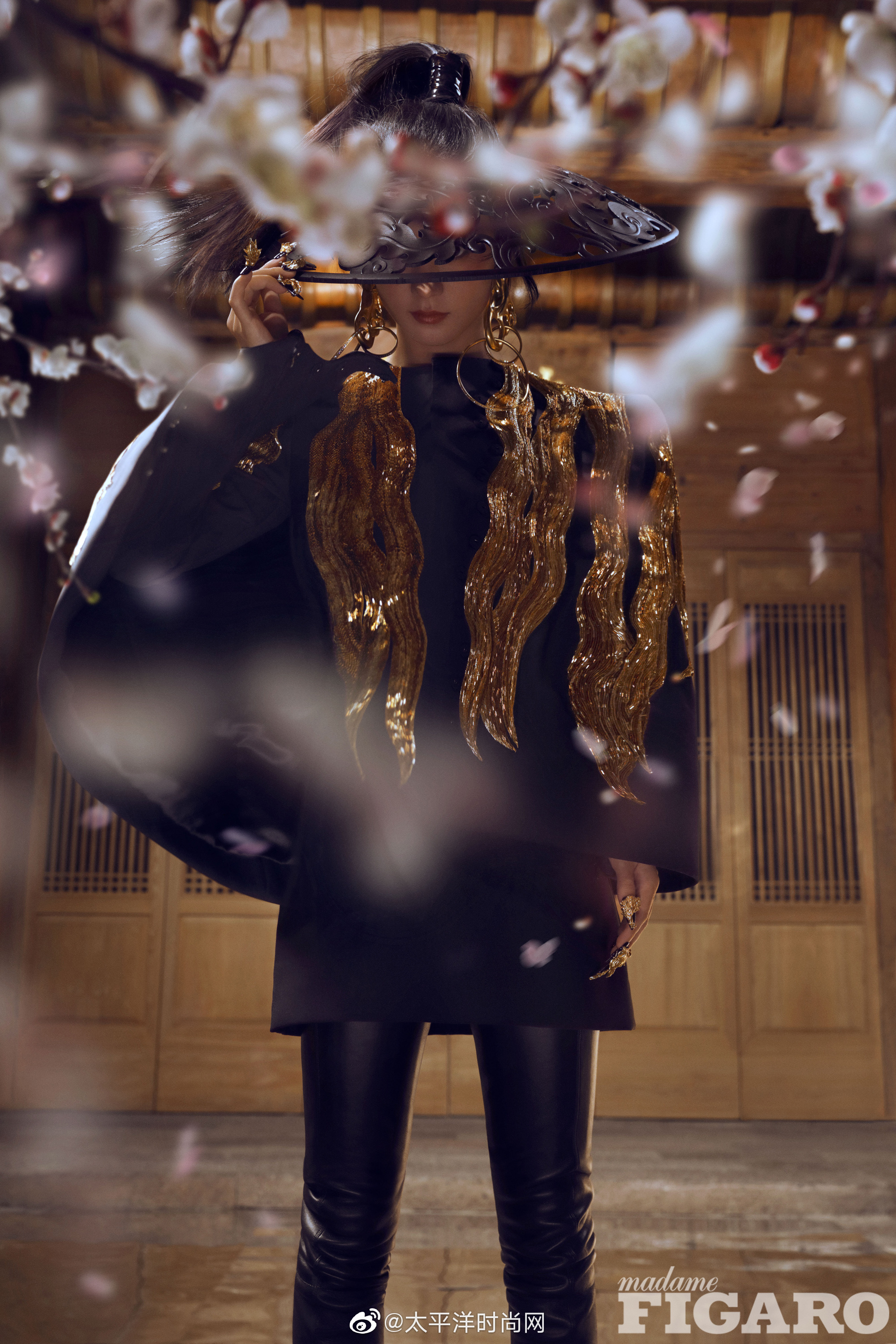 《madame figaro》五月刊内页公开,大片整体风格神秘凌厉……_高清