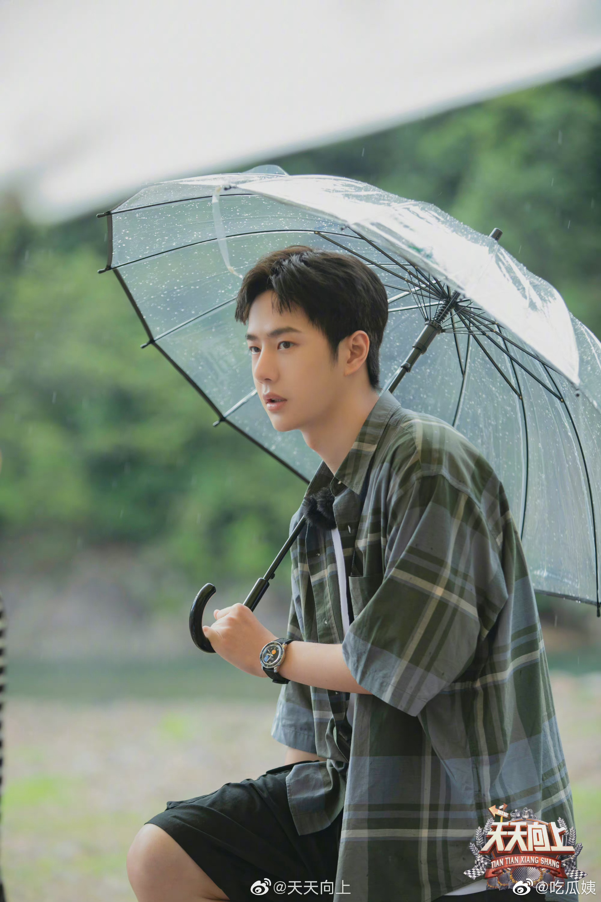 王一博节目的新海报,撑伞照氛围感十足