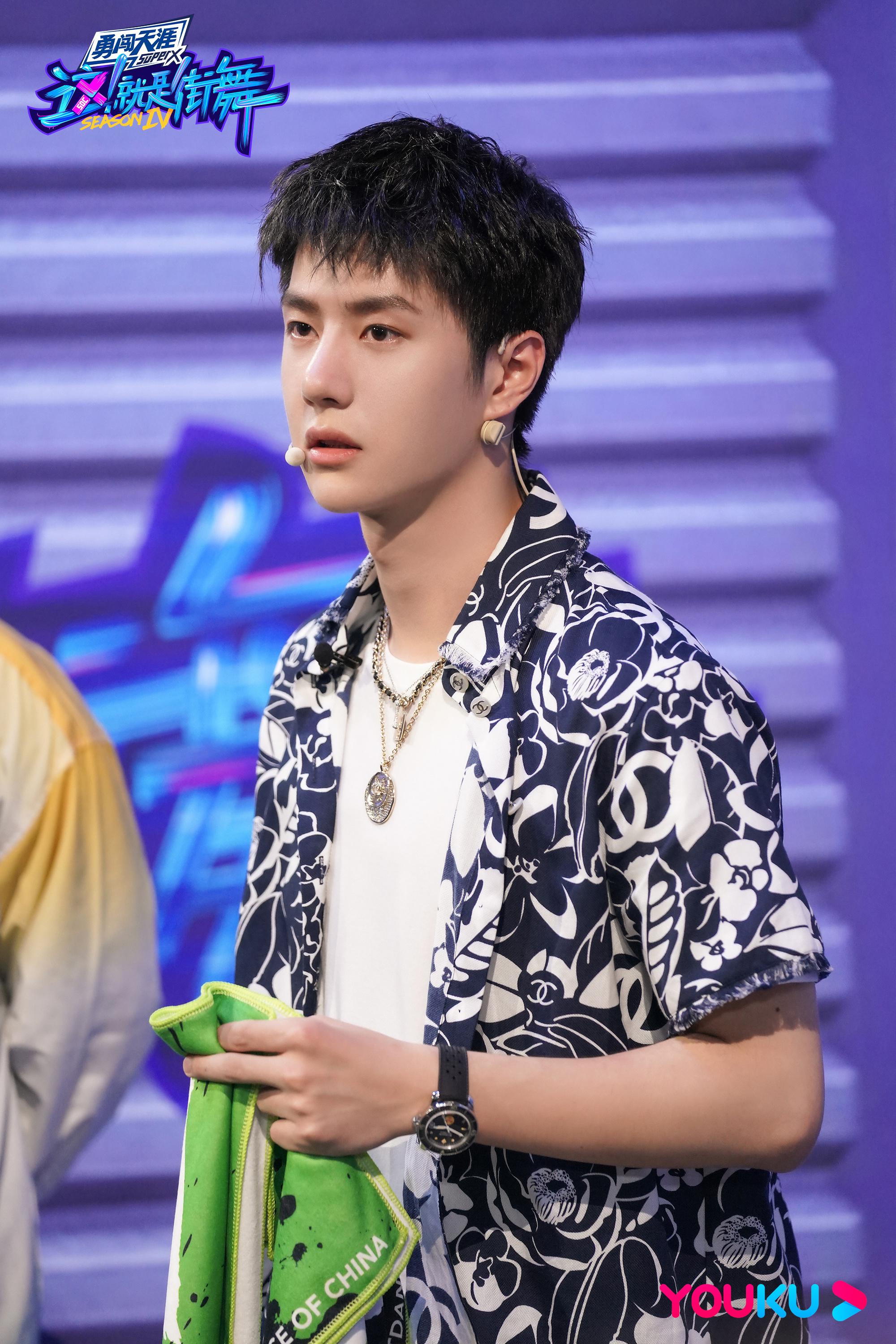 王一博街舞4剧照 身穿蓝白印花衬衫的酷盖队长……_高清图集_新浪网