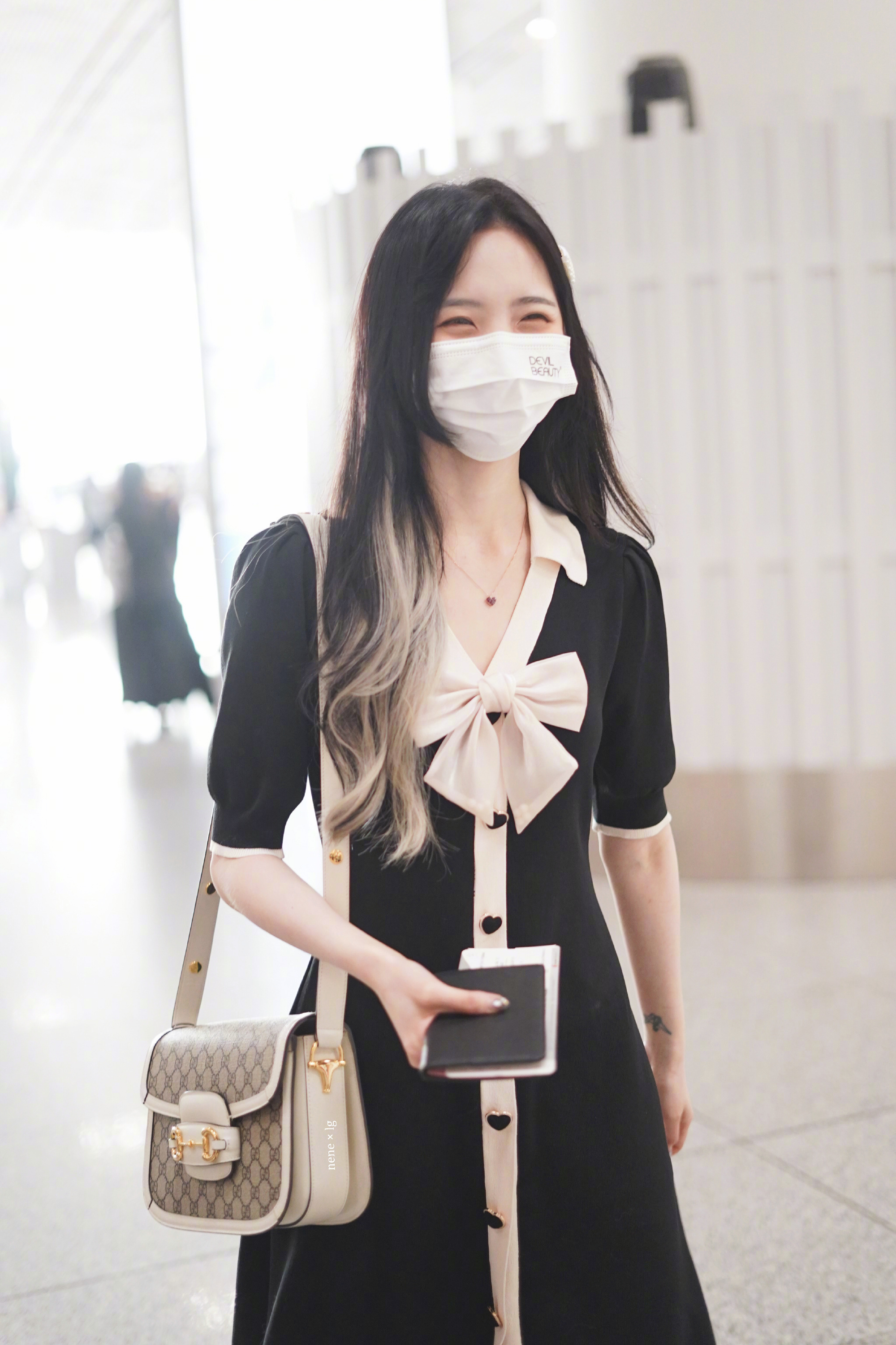 郑乃馨今日份机场饭拍 黑色连衣裙太淑女啦 笑起来眉眼弯弯……__财经