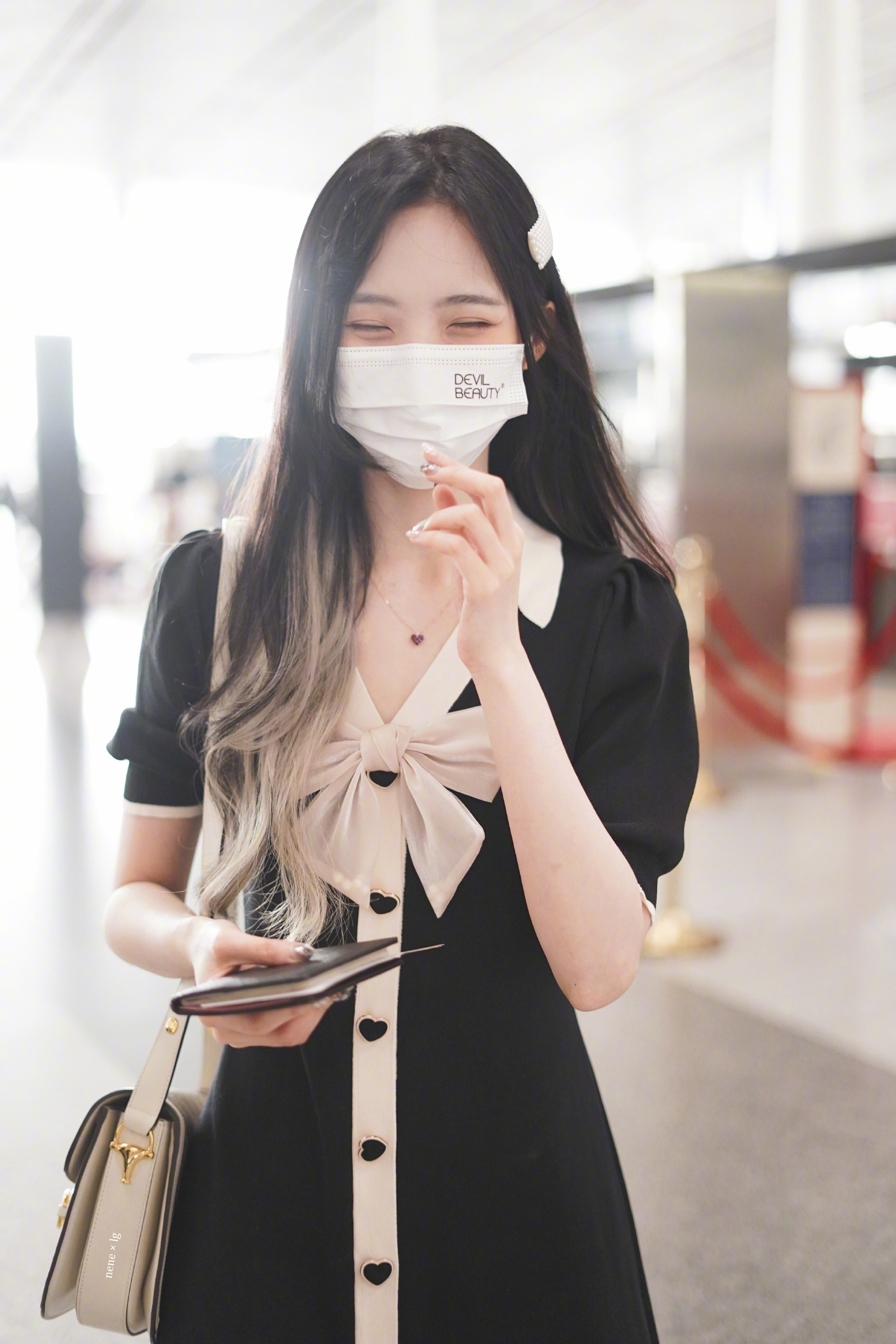 郑乃馨今日份机场饭拍 黑色连衣裙太淑女啦 笑起来眉眼弯弯……__财经