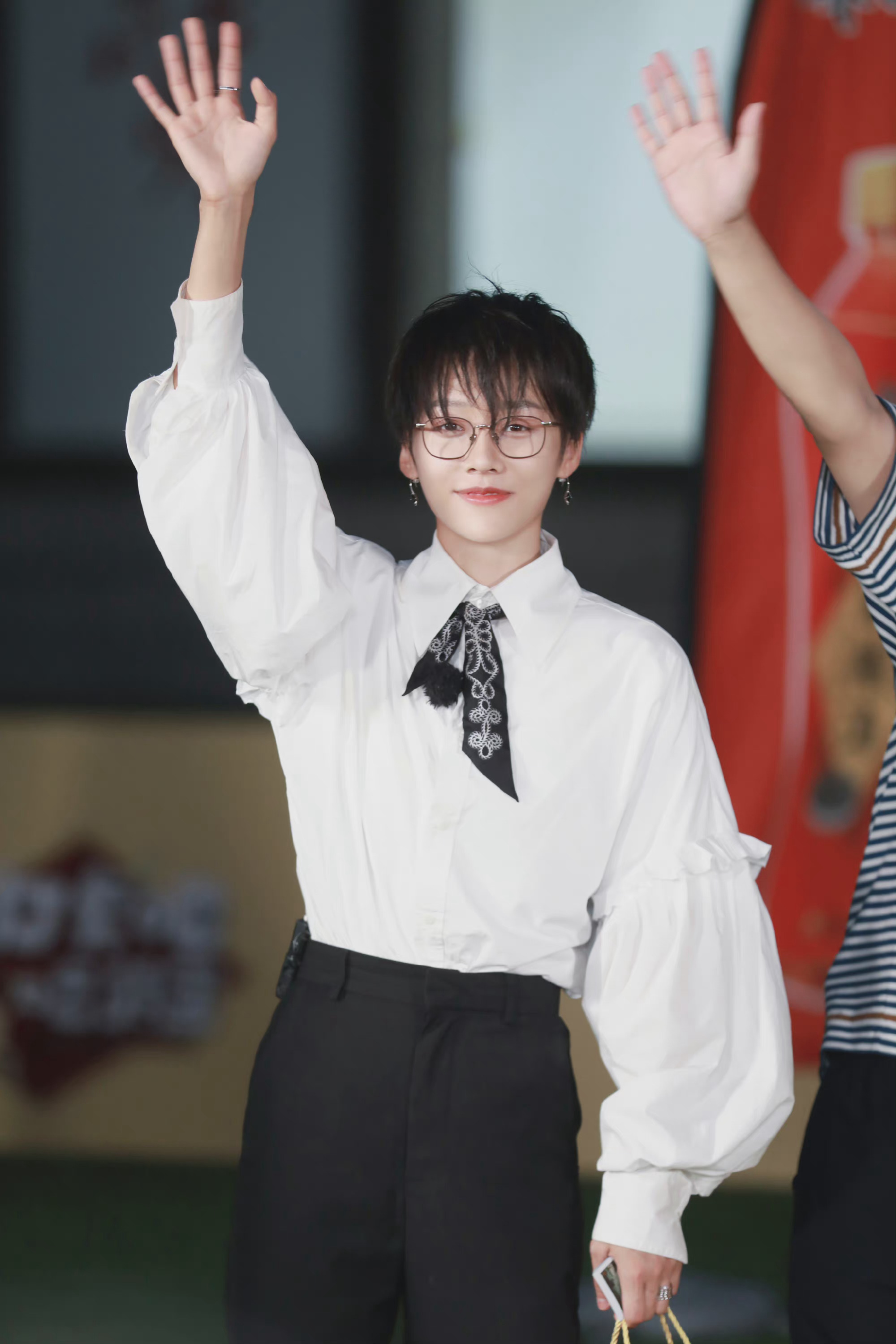 刘雨昕白衬衫眼镜造型,好好看呀……_高清图集_新浪网