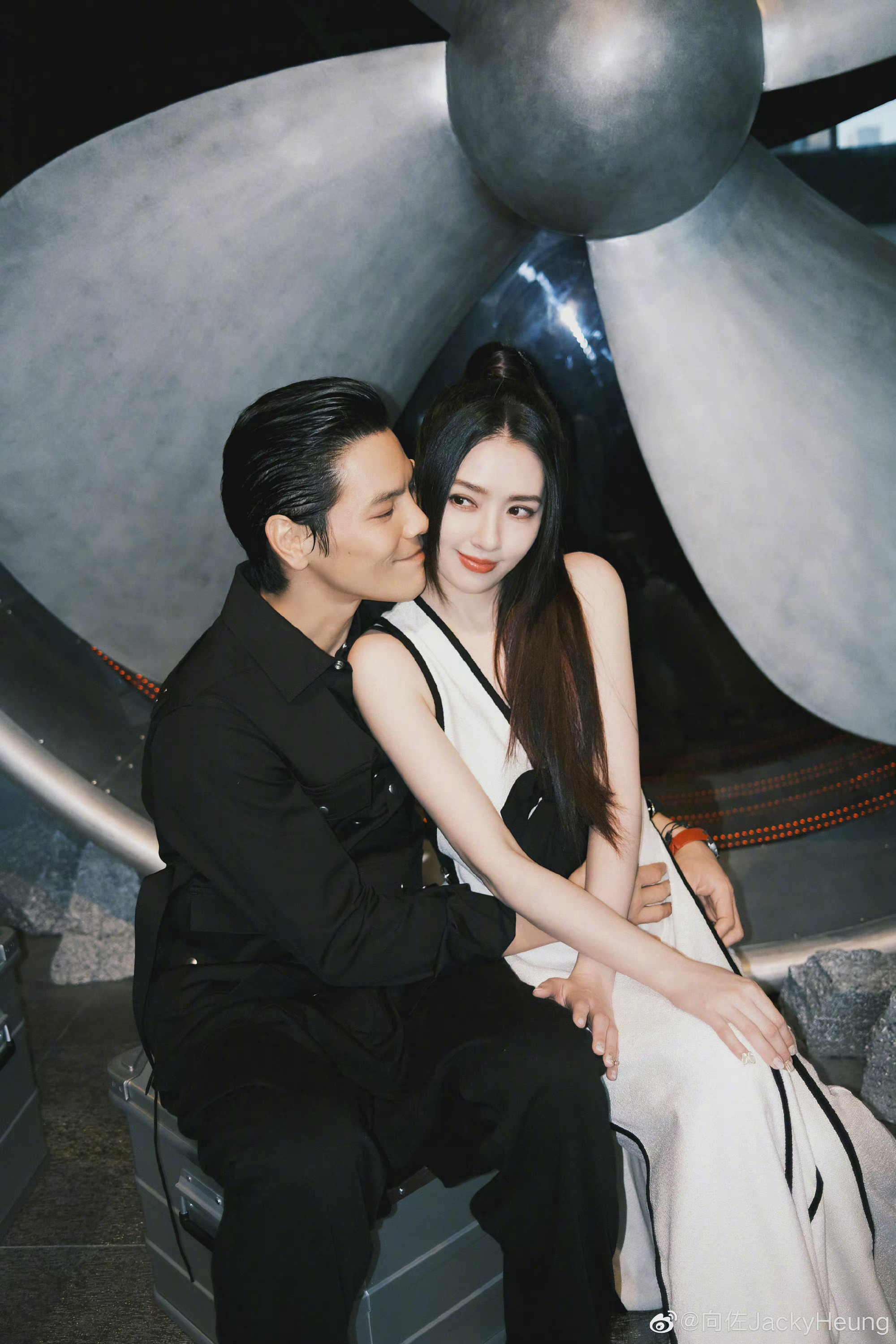 向佐晒合照,还说郭碧婷产后更美了……__财经头条