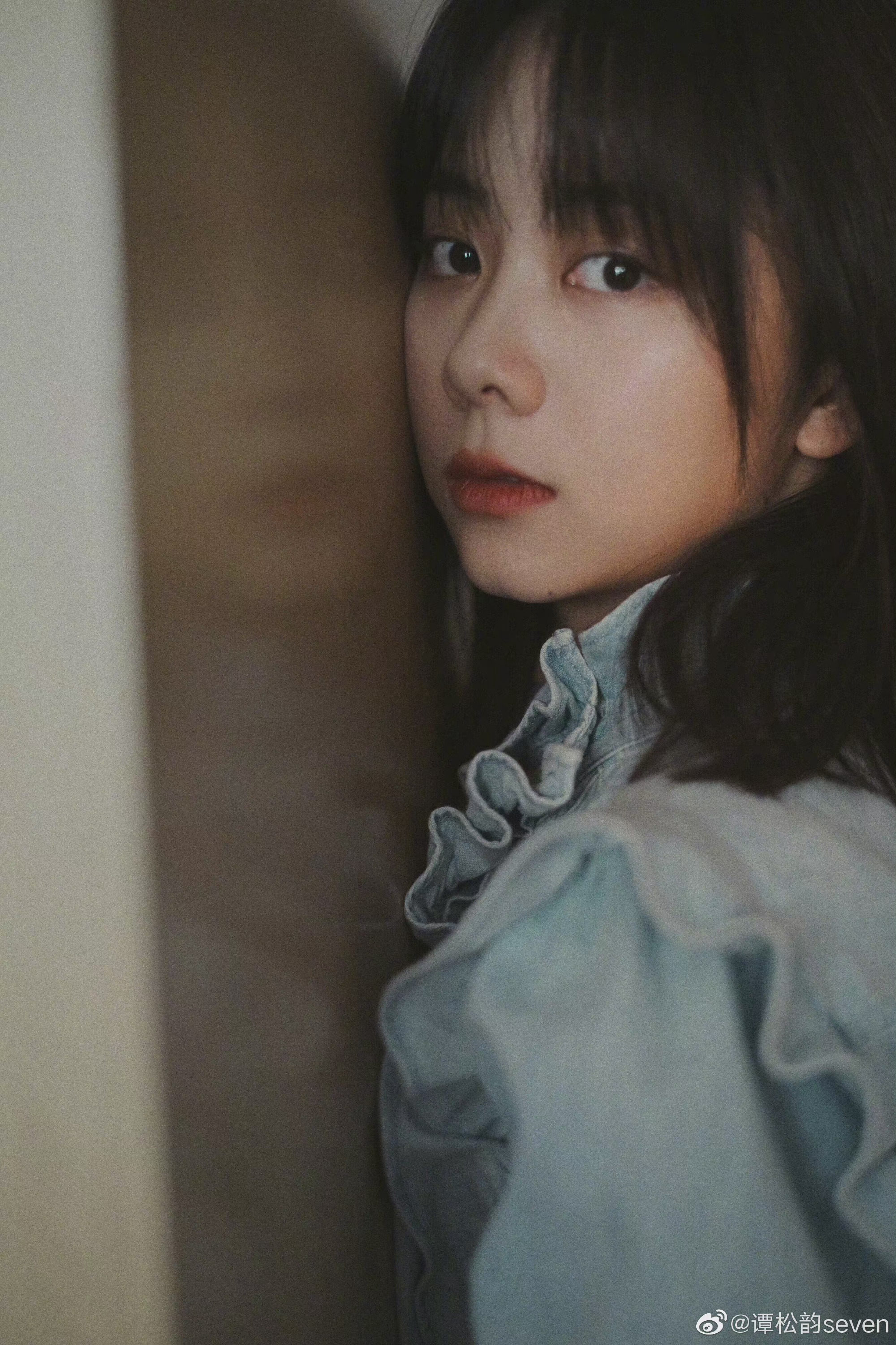 谭松韵微博更新:没有文案 676767 浅蓝色牛仔花边裙……__财经