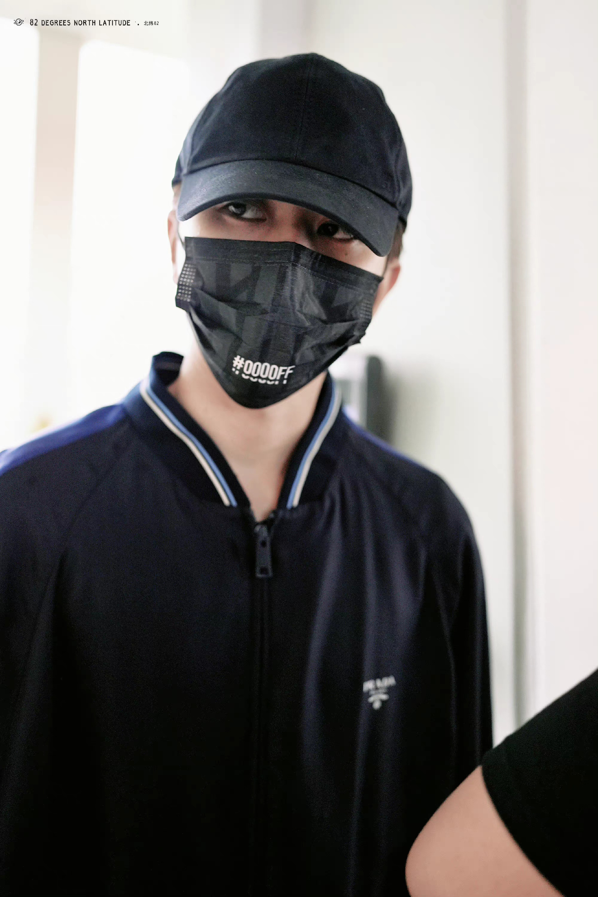 饭拍来啦～身着黑色棒球服77棒球帽,酷帅有型,运动风帅哥也太绝了吧