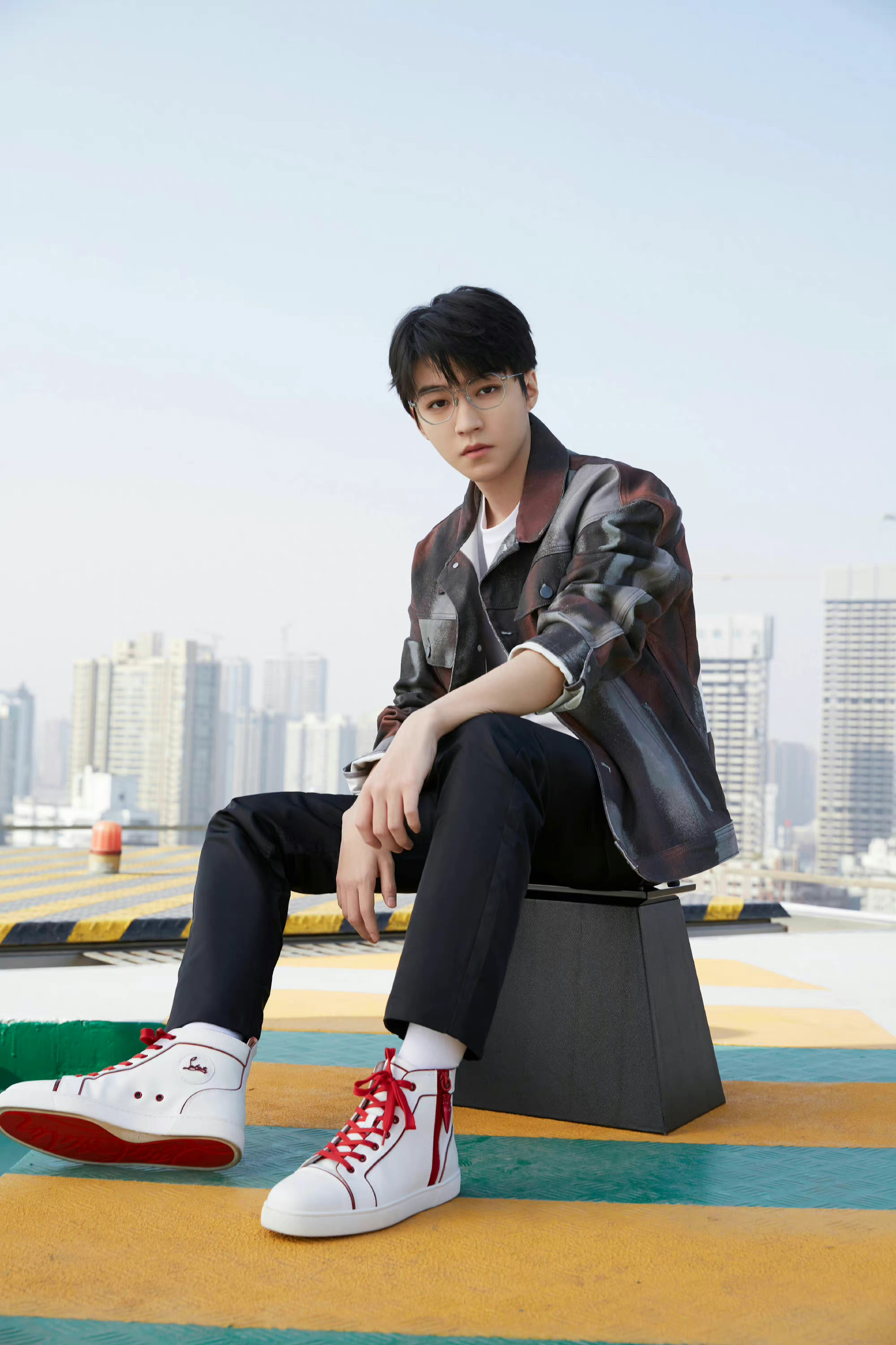 这大长腿,身材比例好好@tfboys-王俊凯 67王俊凯工作室发布了小凯六