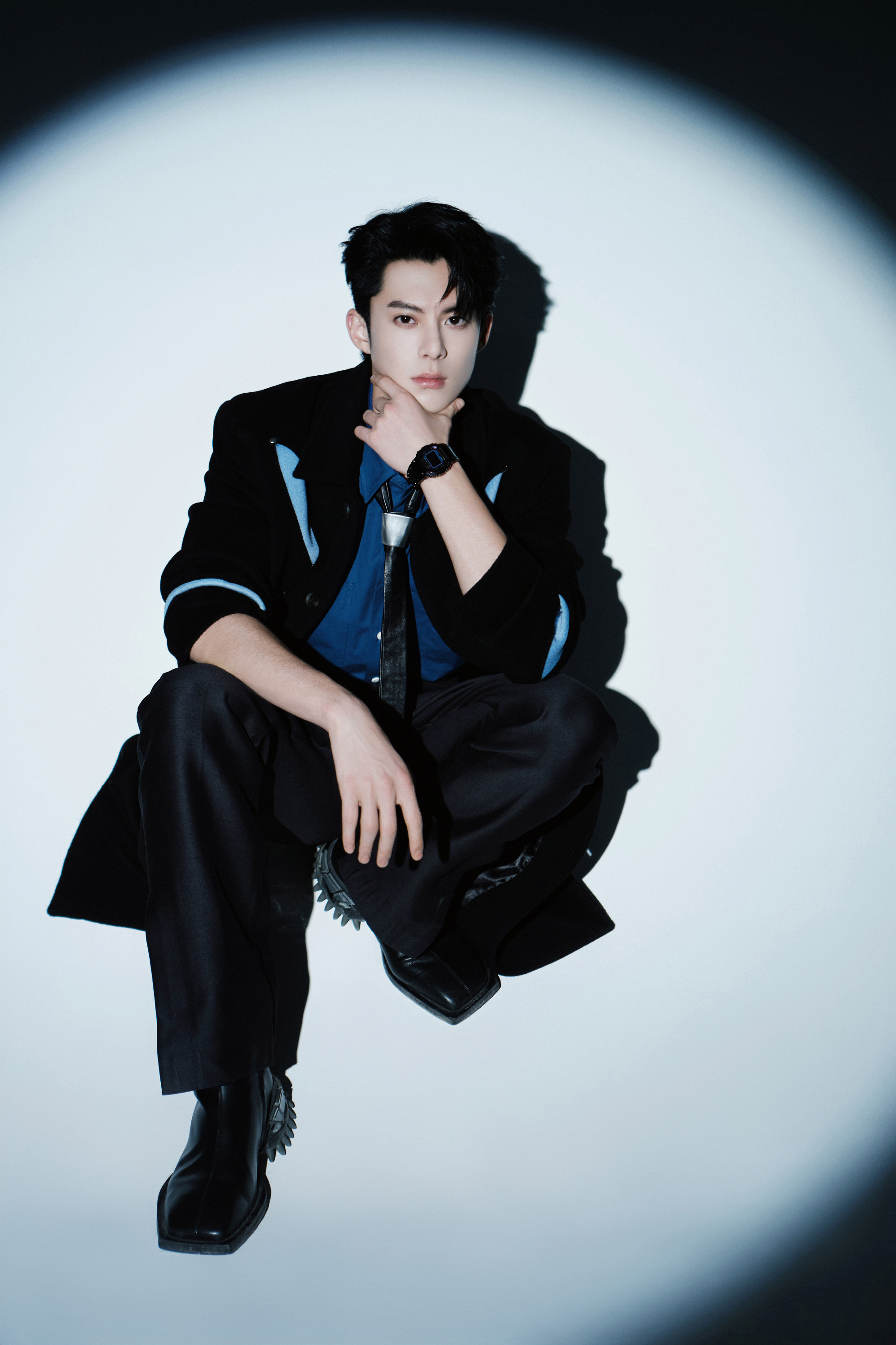 王鹤棣最新大片 蓝色光影大片,暗影交替,潮流不羁!_高清图集_新浪网