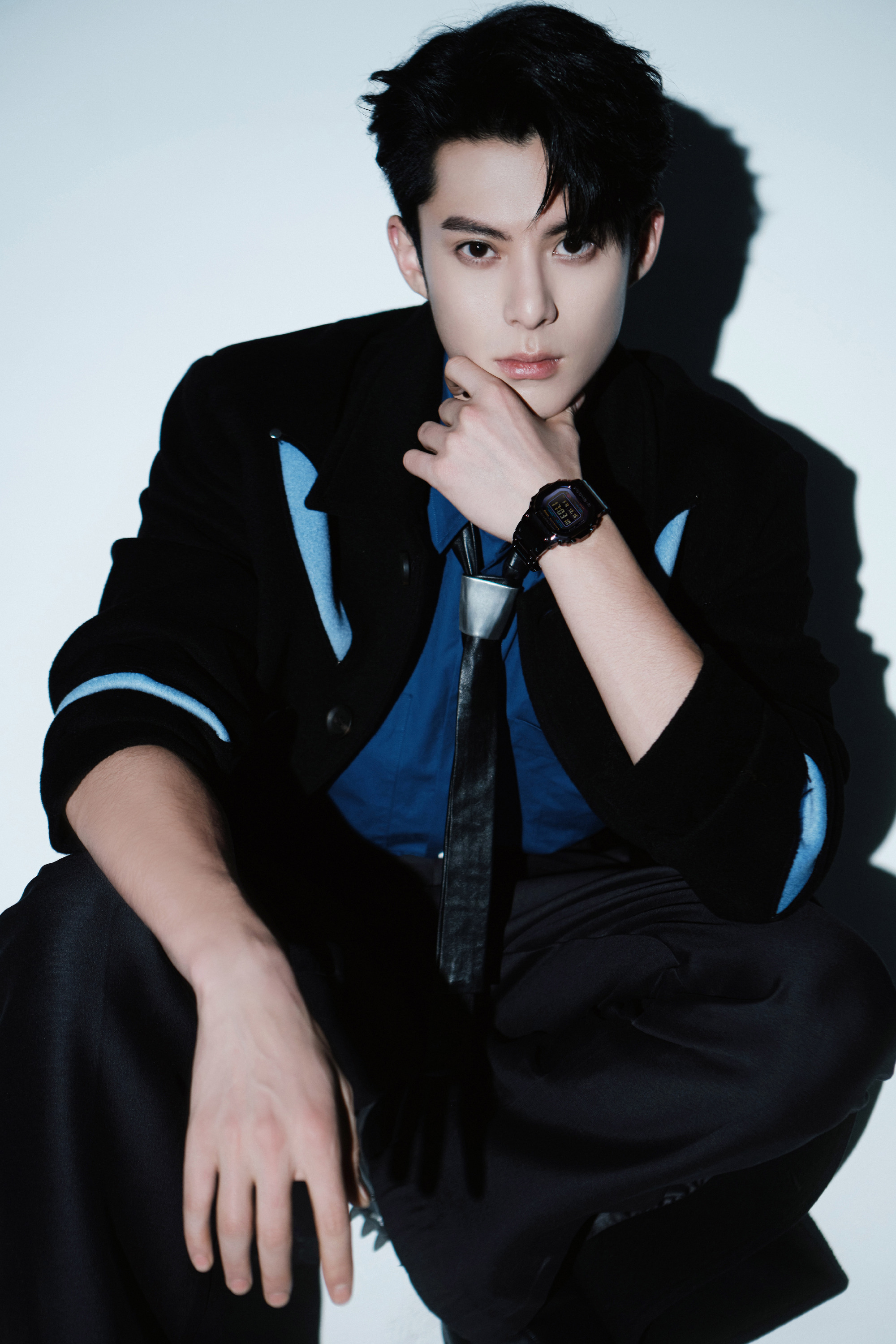 王鹤棣工作室释出王鹤棣冰蓝暗影时尚大片